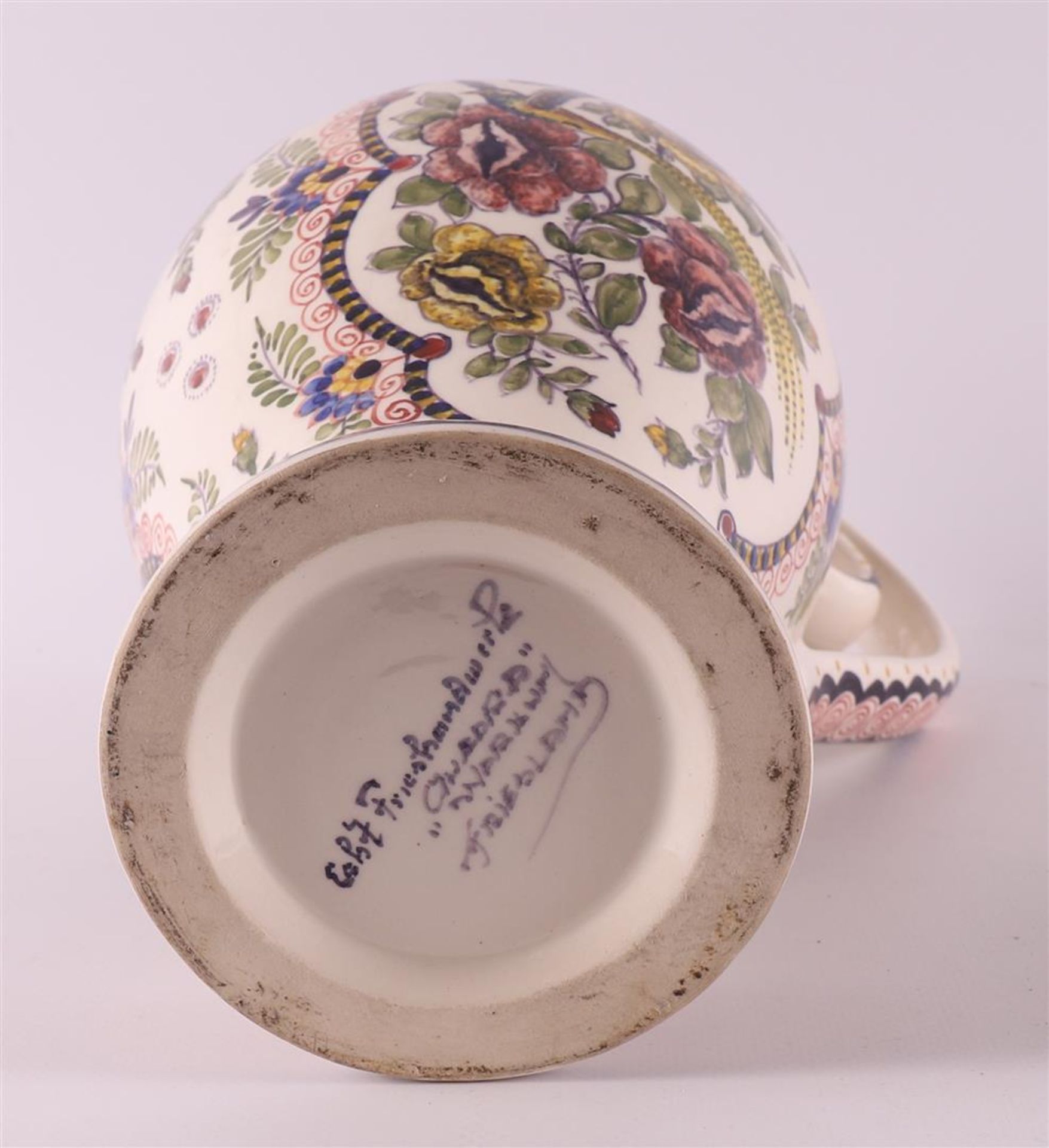 A polychrome earthenware shaving basin, Holland, Makkum, 20th century - Bild 8 aus 8