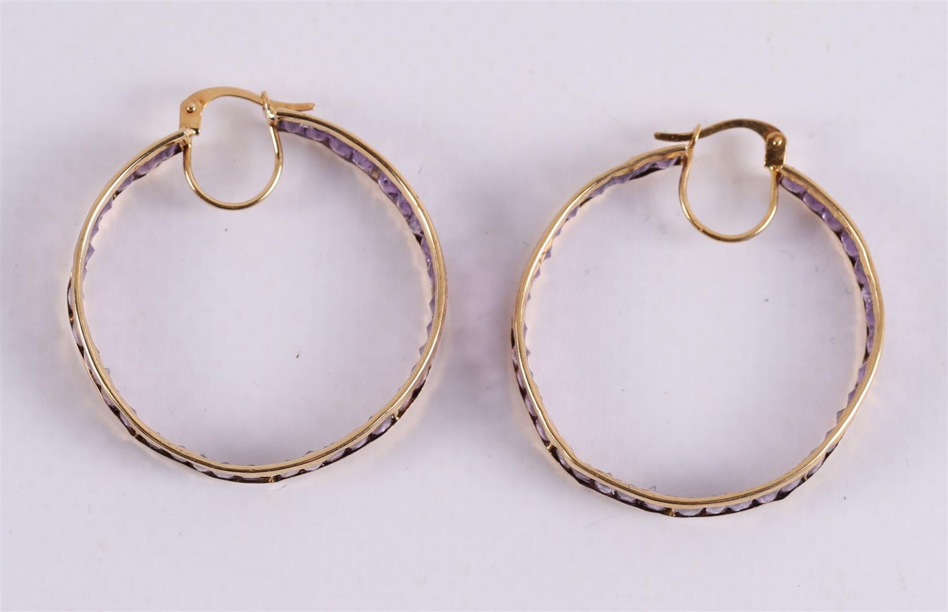 A pair of 14 kt 585/1000 yellow gold earrings, set with amethyst - Image 2 of 2