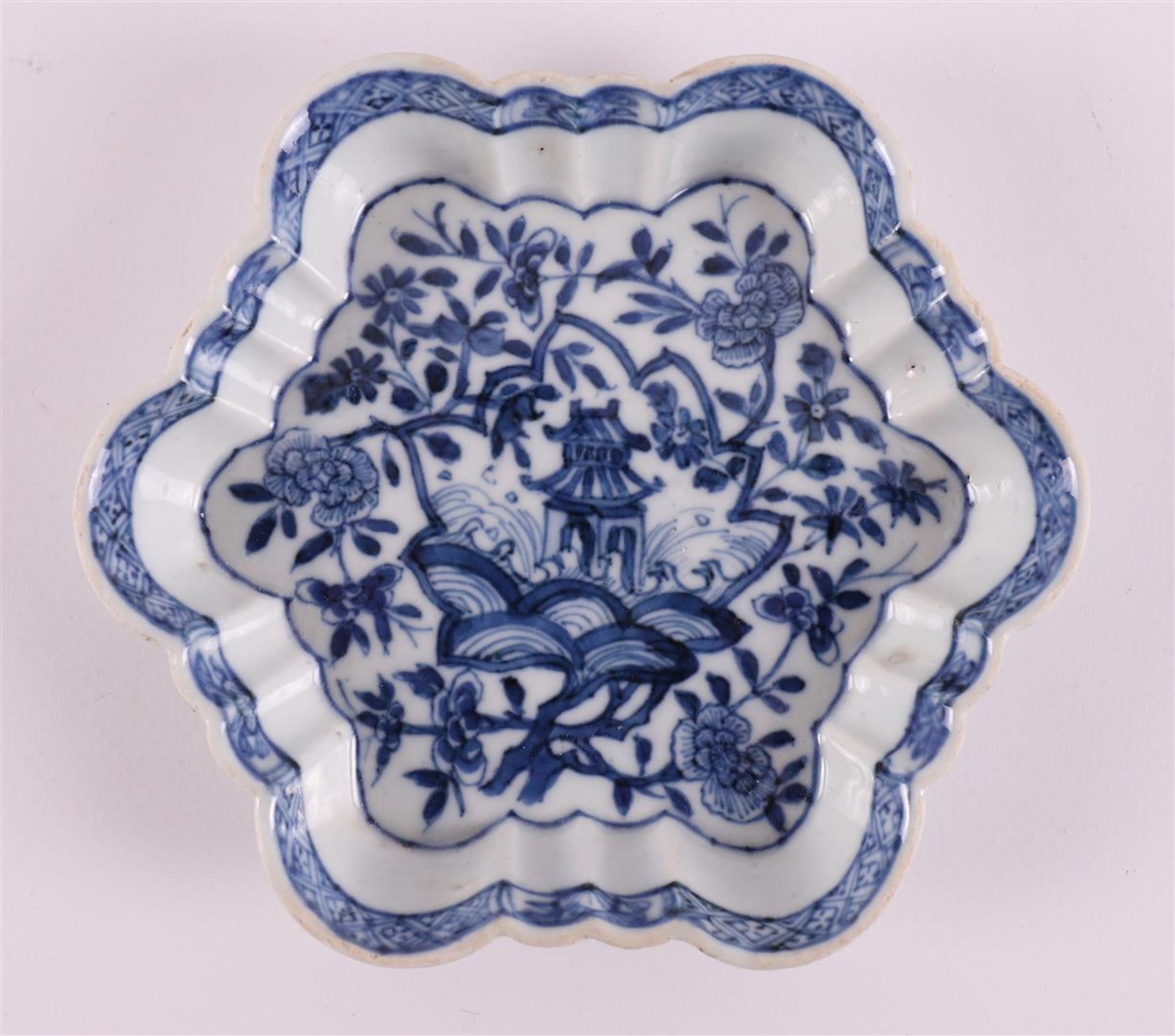A blue/white scalloped porcelain pattipan, China, Younzheng, 18th century.