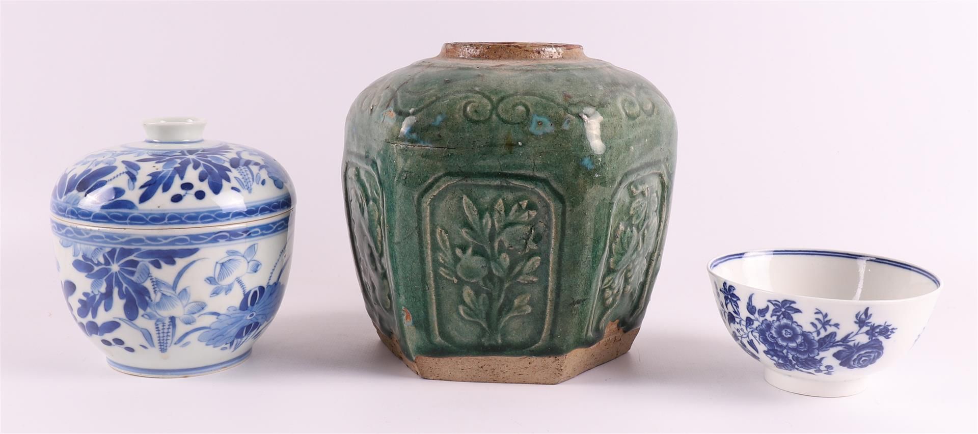 A lot of various pottery, including Makkum and Japan, 19th/20th century. - Image 4 of 17