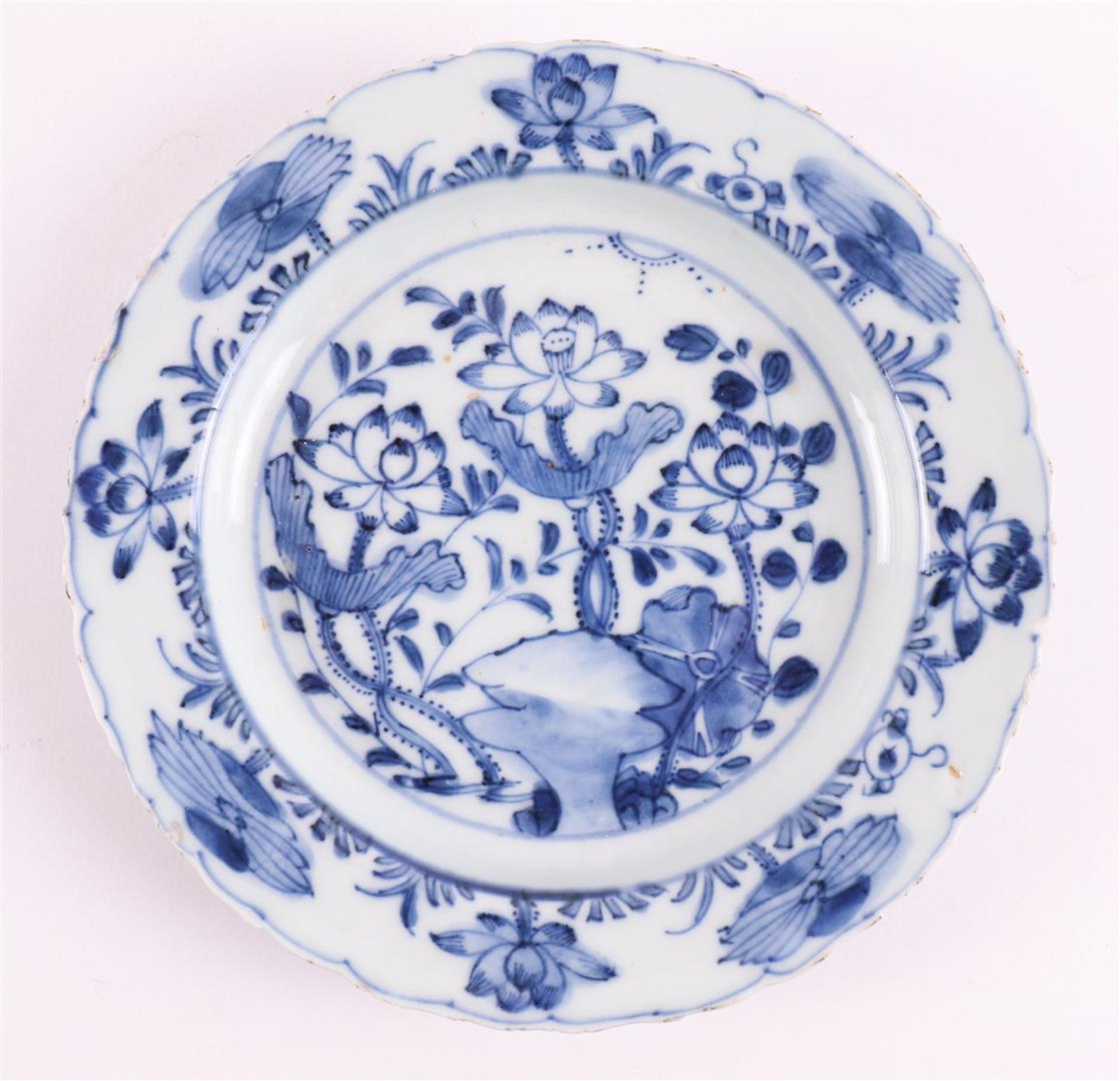 A blue/white porcelain contoured plate, China, 2nd half of the 17th century. - Image 2 of 7