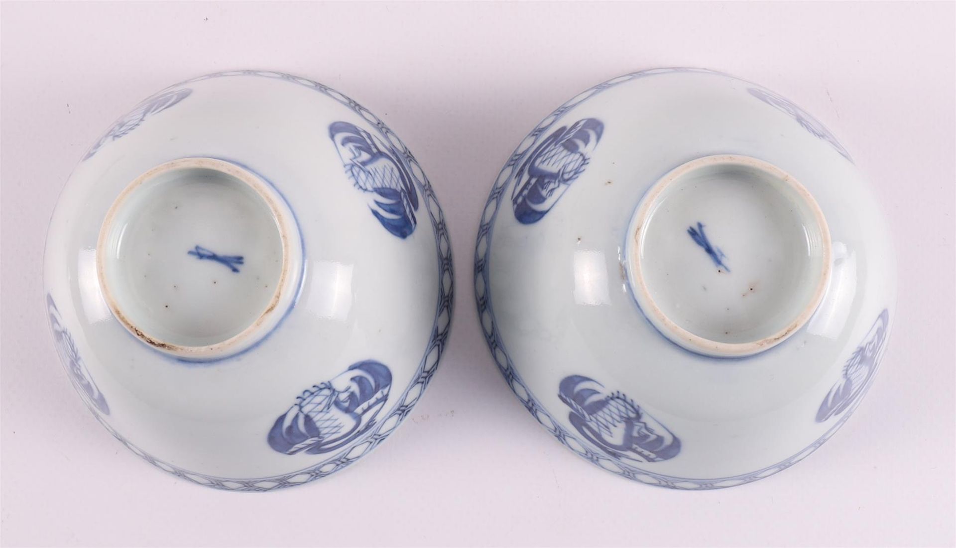 A pair of blue/white porcelain bowls on a stand, China, early 20th century. - Image 8 of 8