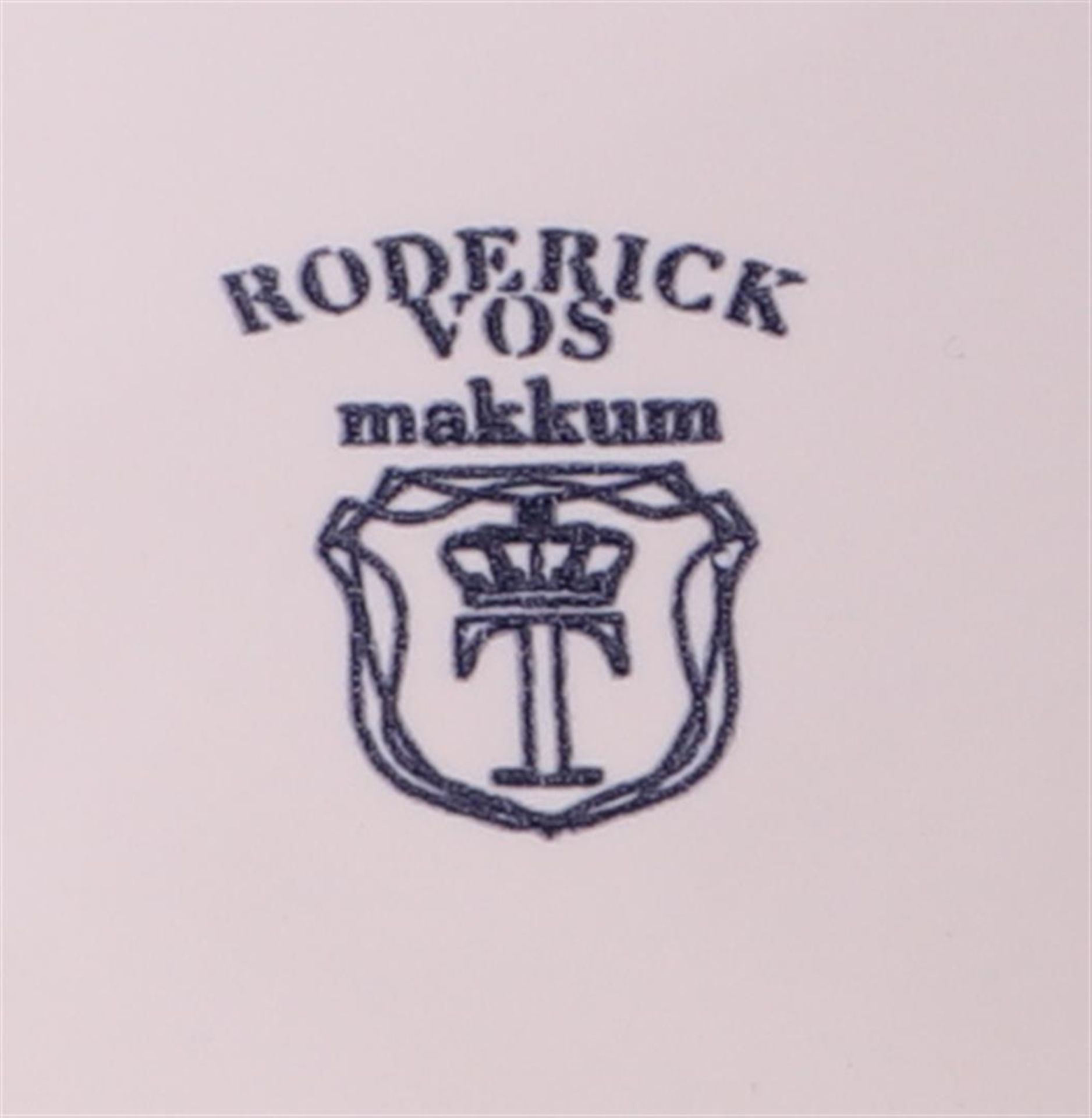 A white glazed earthenware 'Cor Unum MaMa' vase, design Roderick Vos. - Bild 3 aus 3