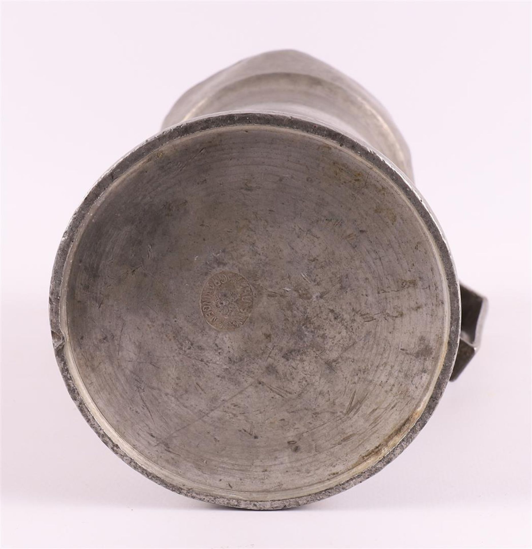 Two blank pewter one liter measuring jugs with flap lid, Holland 19th century. - Image 6 of 7