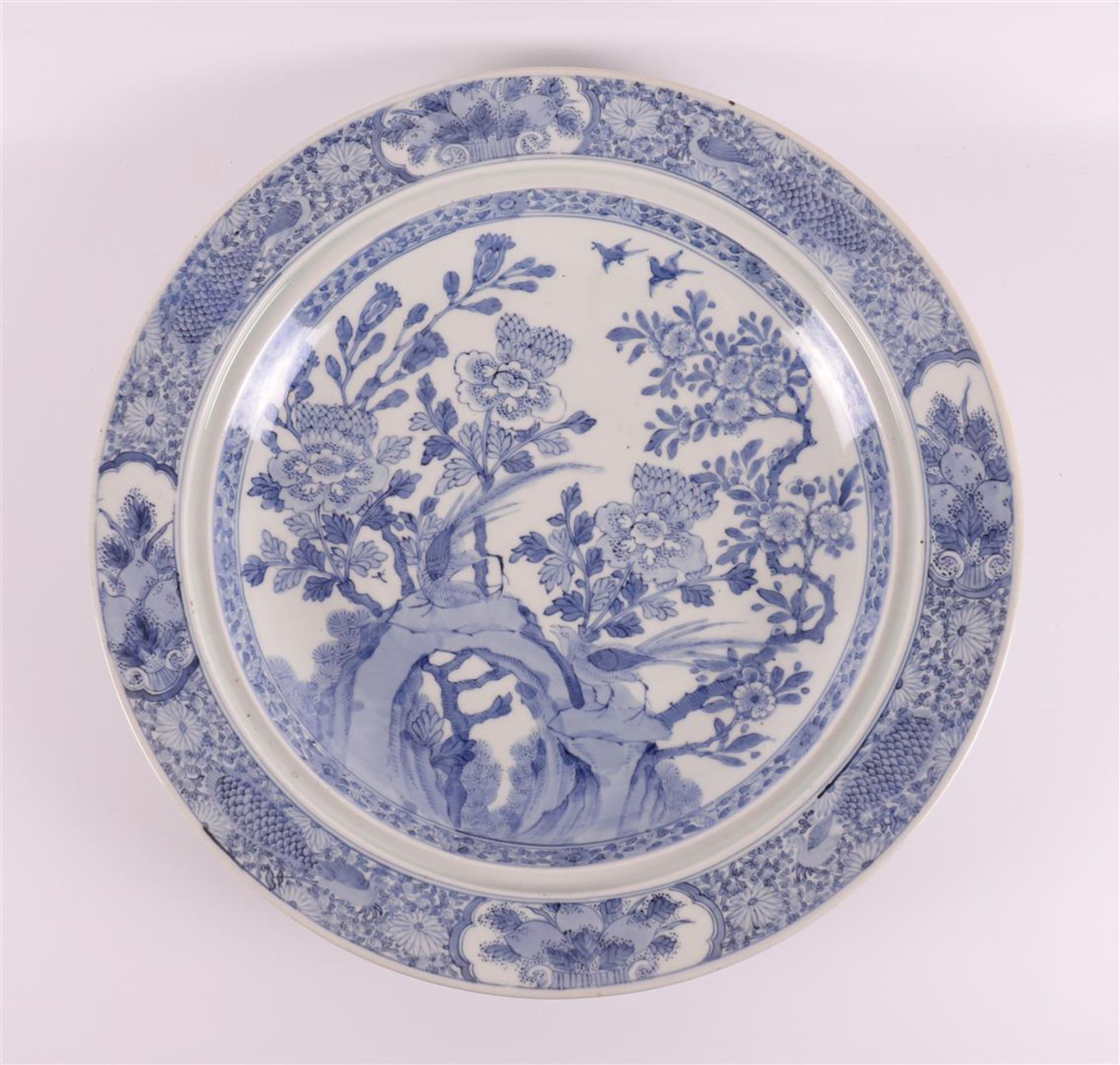 A blue/white porcelain dish with tripod, China, Qianlong, 2nd half of the 18th c - Image 3 of 8