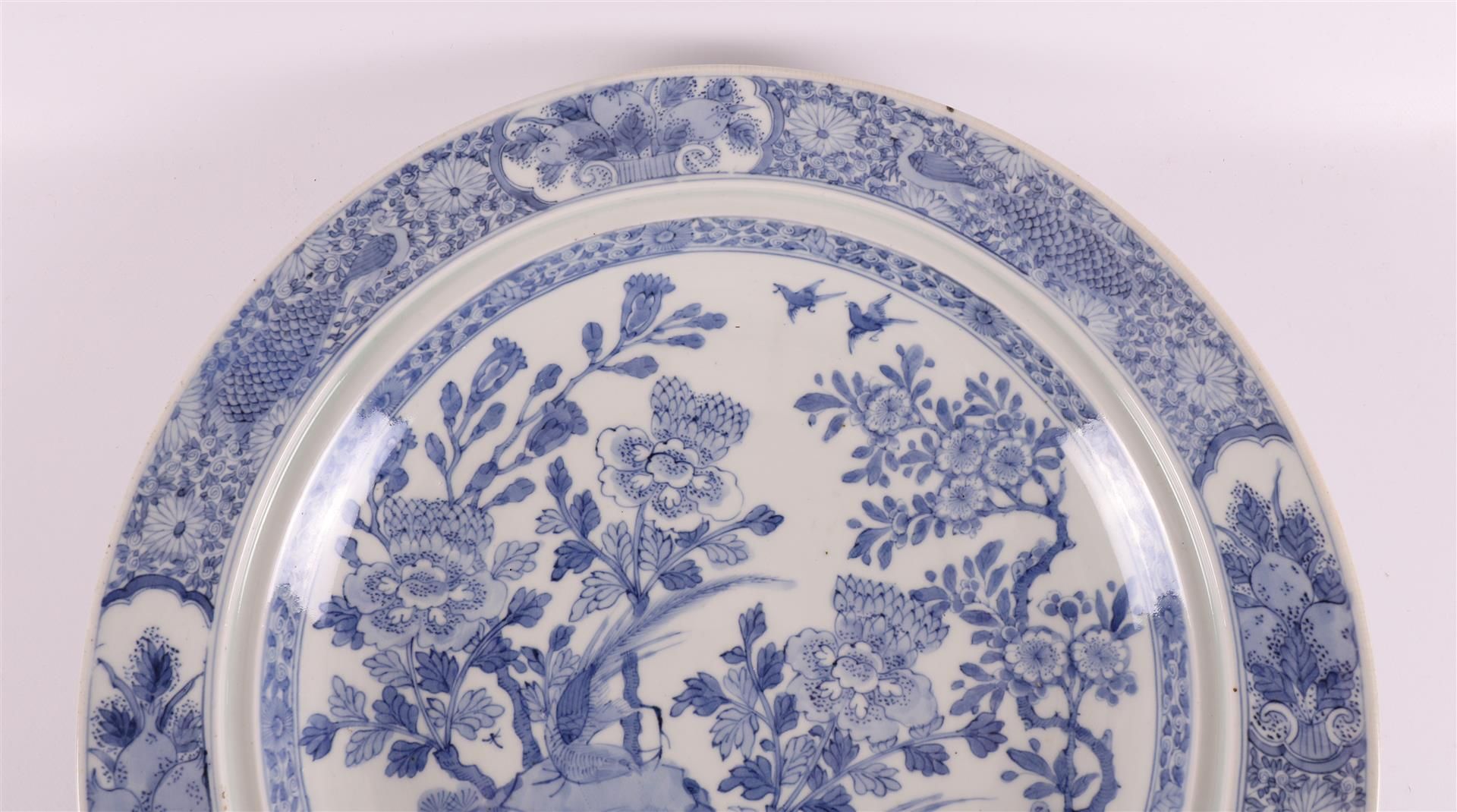 A blue/white porcelain dish with tripod, China, Qianlong, 2nd half of the 18th c - Image 4 of 8
