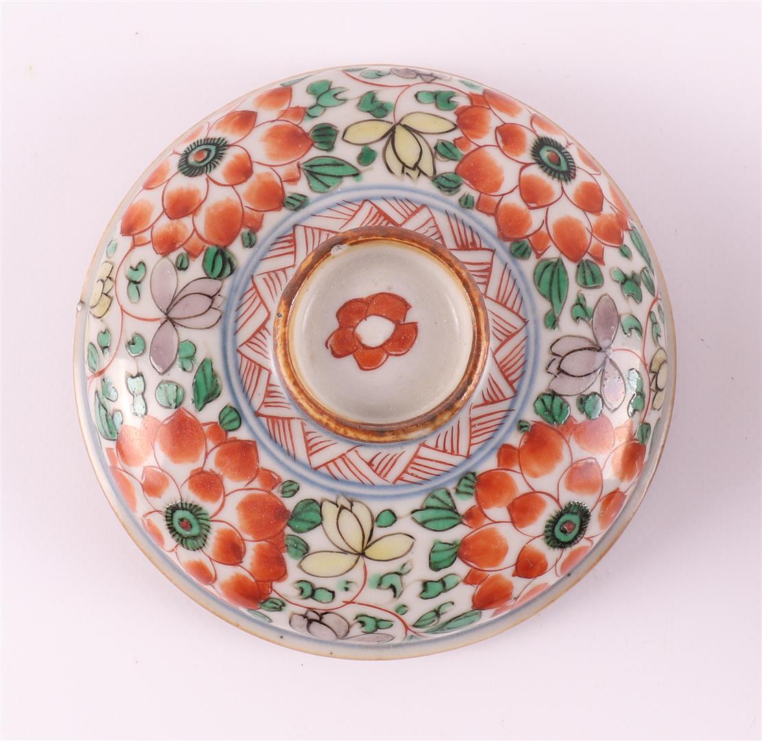 A porcelain famille verte lidded jar, China, Kangxi, around 1700. - Image 8 of 10