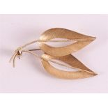 A 14 kt 585/1000 yellow gold matted leaf brooch.