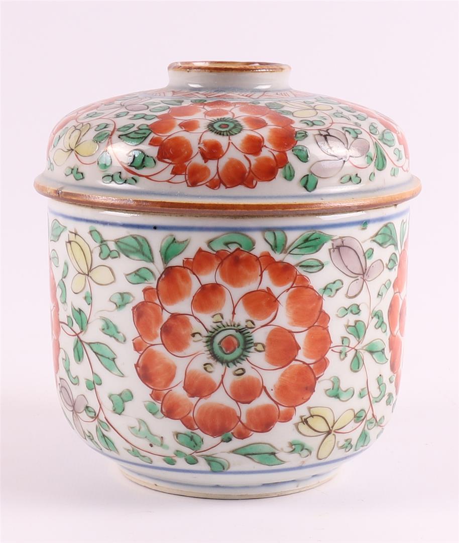 A porcelain famille verte lidded jar, China, Kangxi, around 1700. - Image 5 of 10