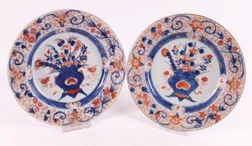 A set of porcelain Chinese Imari plates, China, Kangxi, around 1700.
