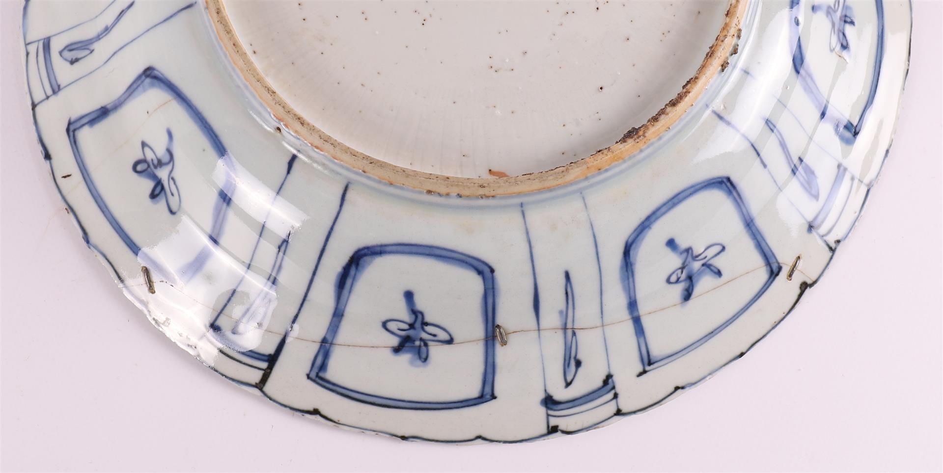 A blue/white porcelain 'kraak' dish, China, Wanli, around 1600. - Image 10 of 10