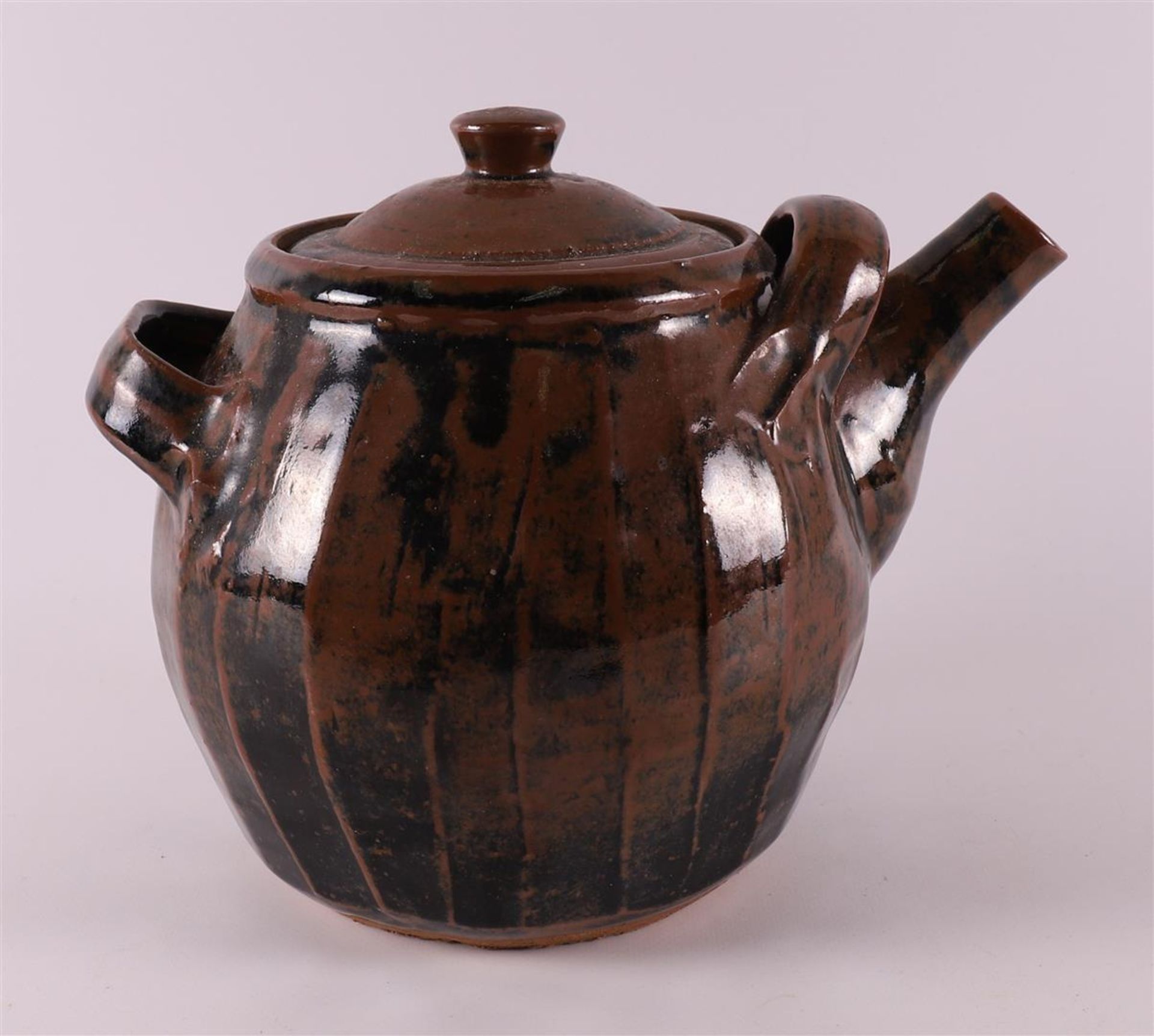 A brown glazed ceramic teapot, 2nd half of the 20th century. - Bild 2 aus 8