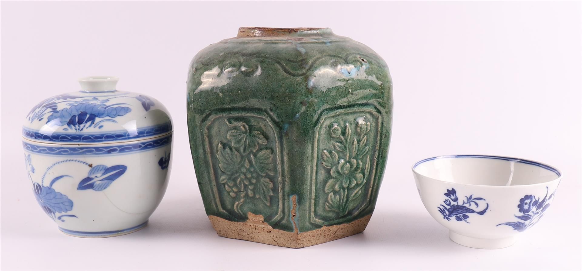 A lot of various pottery, including Makkum and Japan, 19th/20th century. - Image 5 of 17