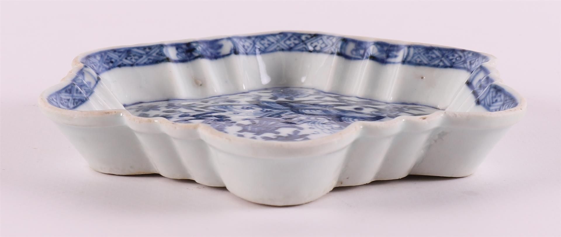 A blue/white scalloped porcelain pattipan, China, Younzheng, 18th century. - Image 4 of 5