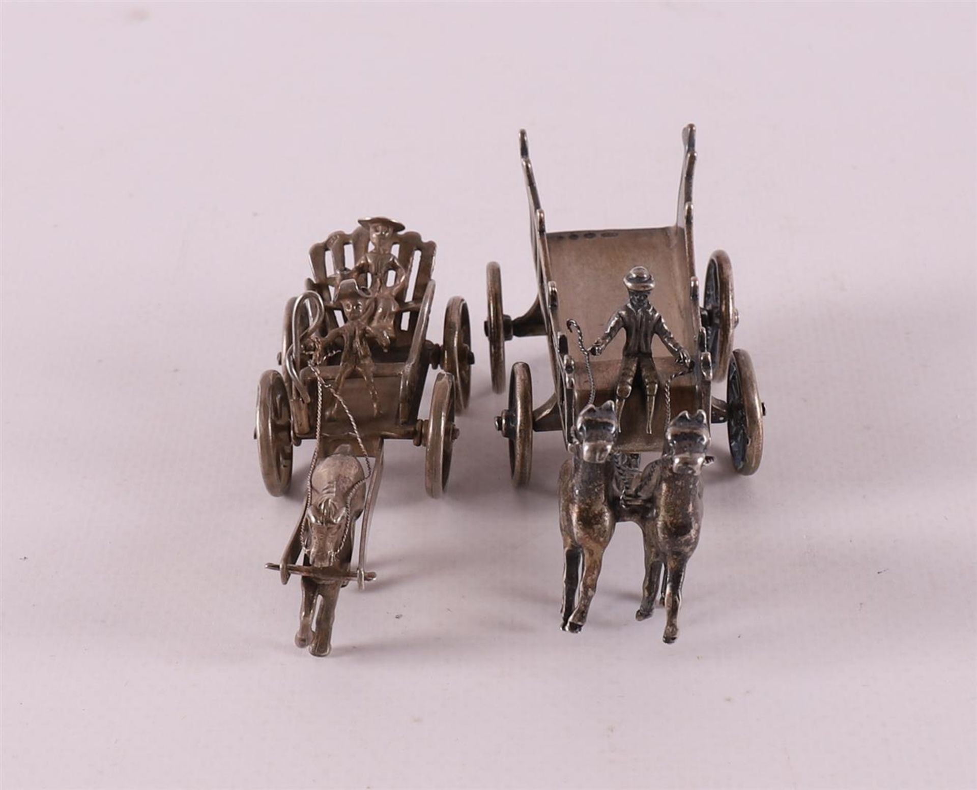Etagere silver. A horse with hay wagon + carriage with one horse, 20th century - Image 3 of 3