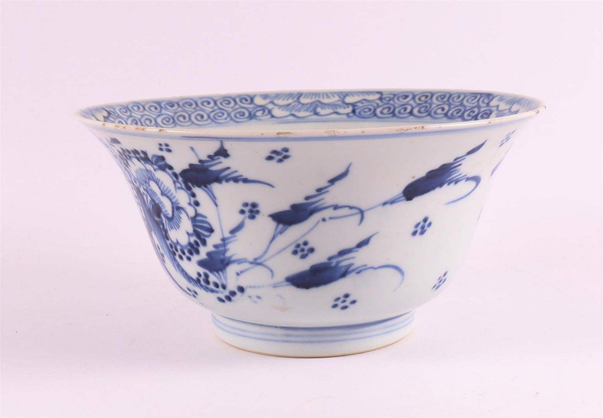 A blue/white porcelain bowl on stand ring, China, Kangxi style, 19th century. - Bild 2 aus 12