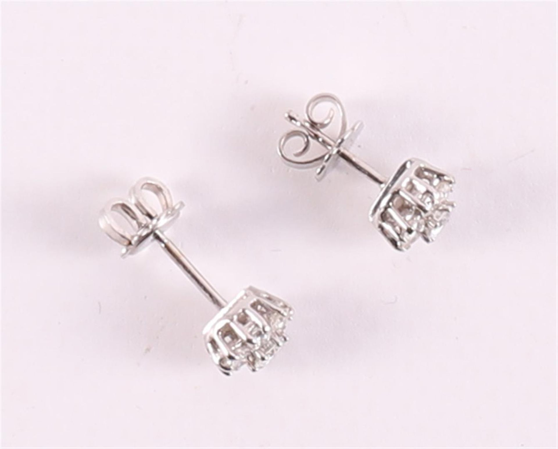 A pair of 18 kt 750/1000 white gold stud earrings, set with 14 diamonds. - Image 3 of 3