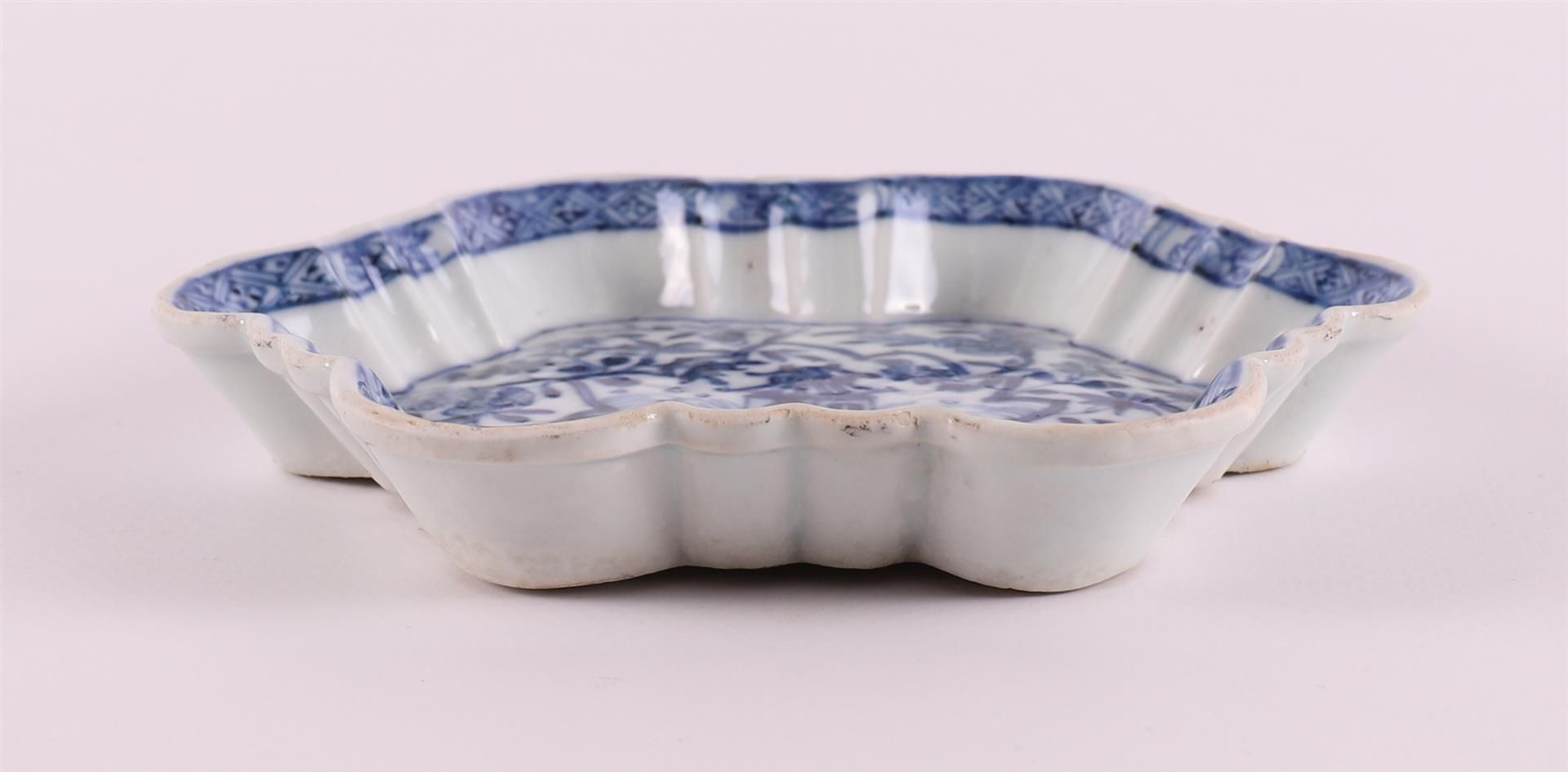 A blue/white scalloped porcelain pattipan, China, Younzheng, 18th century. - Image 2 of 5