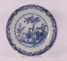 A blue/white porcelain contoured dish, China, Qianlong, 18th century.