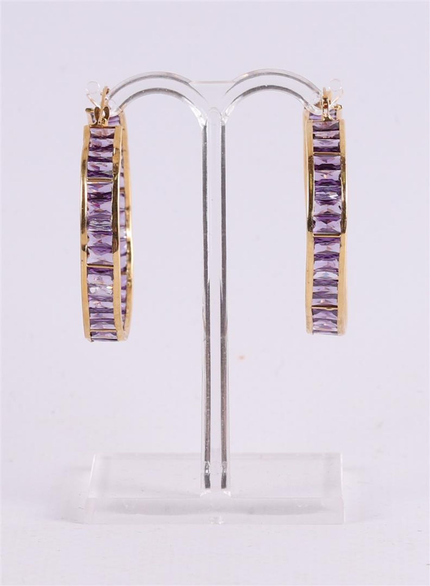 A pair of 14 kt 585/1000 yellow gold earrings, set with amethyst