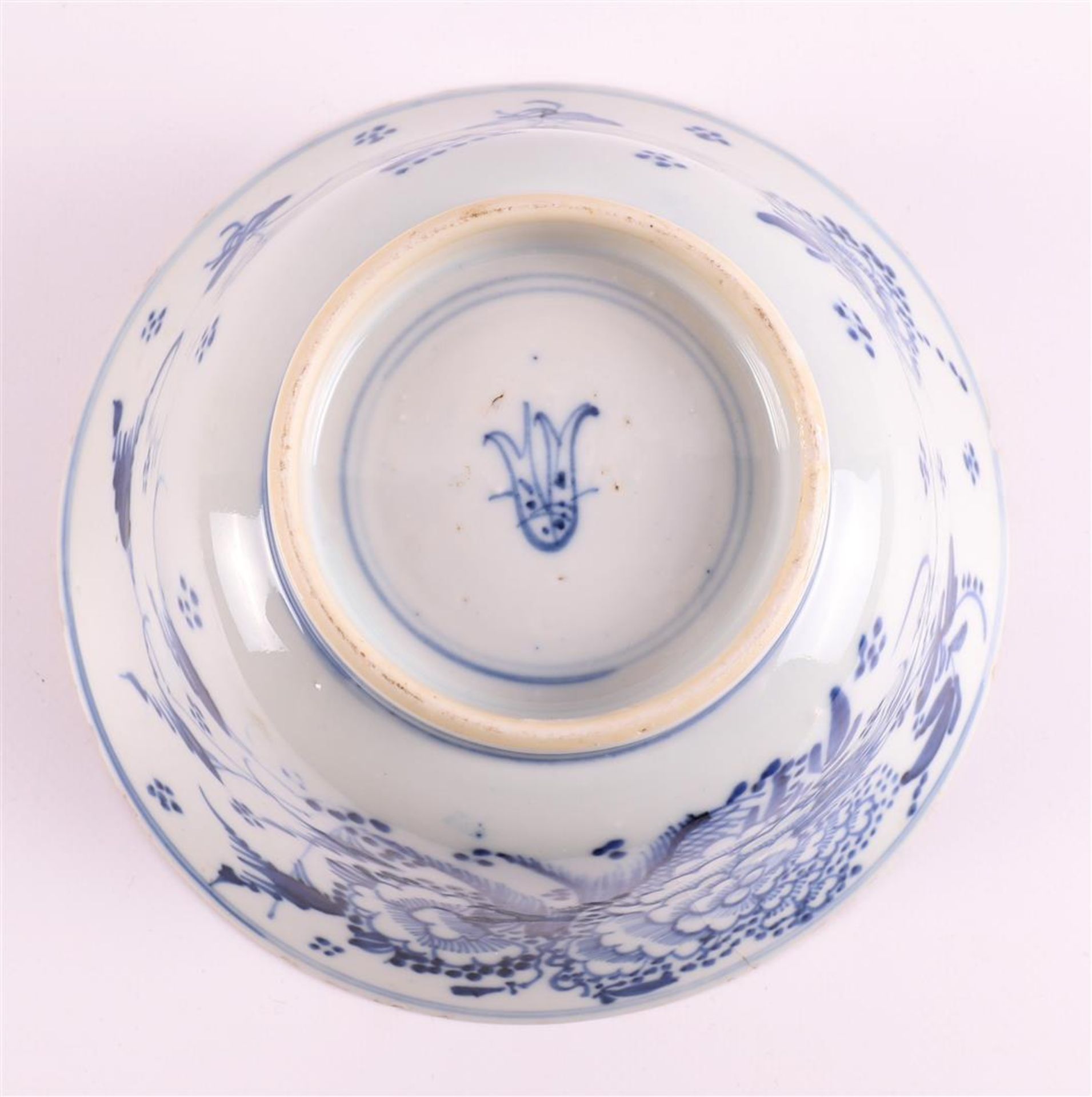 A blue/white porcelain bowl on stand ring, China, Kangxi style, 19th century. - Bild 10 aus 12