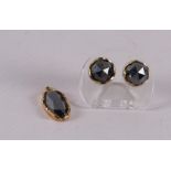 A pair of 14 kt yellow gold stud earrings, set with faceted colored stones.