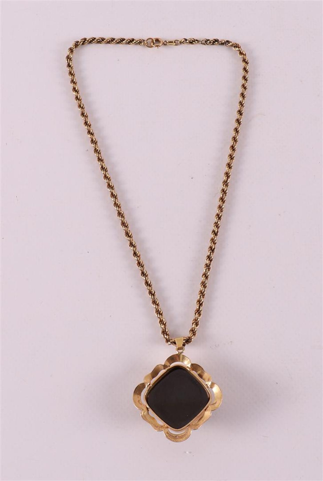 A 14 kt yellow gold necklace on a ditto gold square pendant, set with garnet. - Image 2 of 2