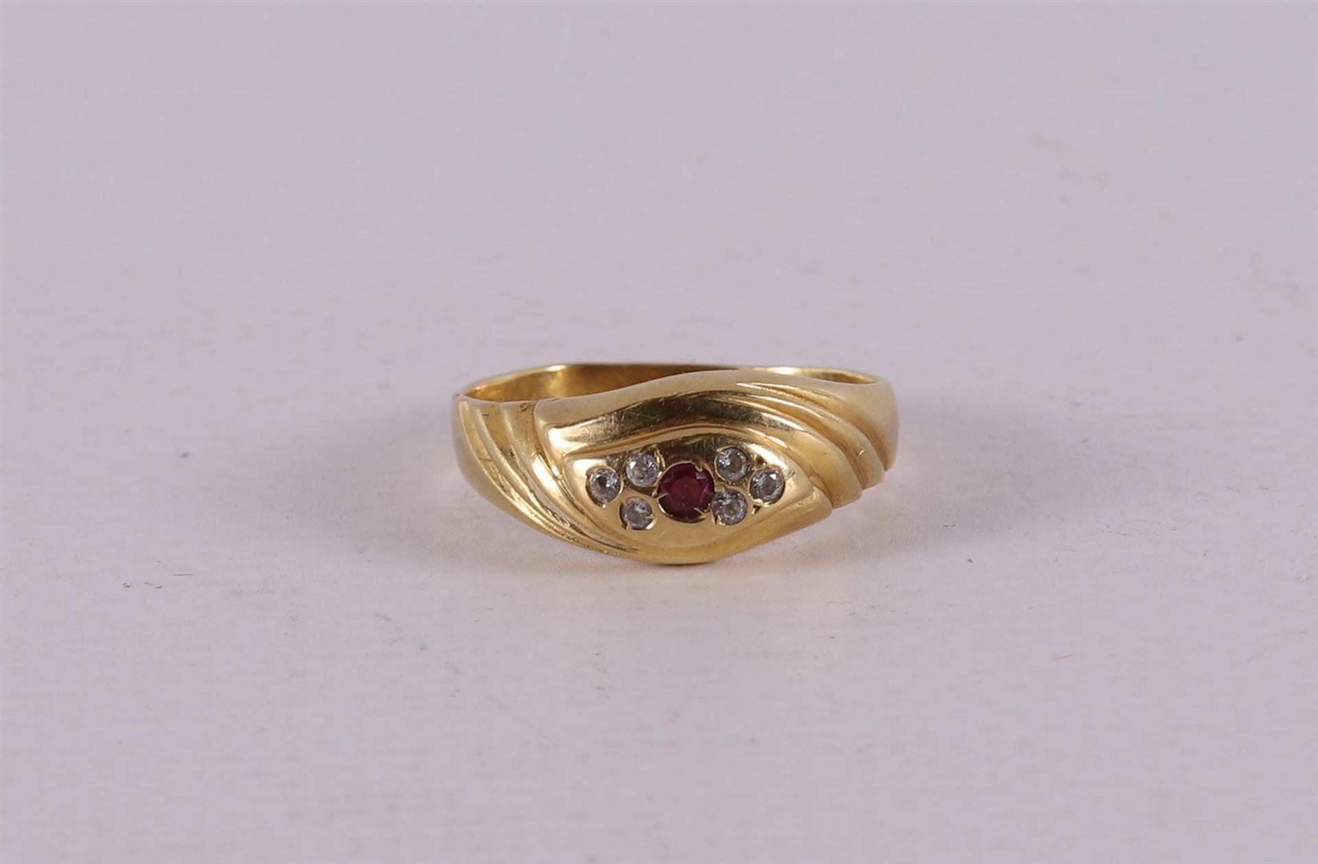 An 18 kt 750/1000 yellow gold women's ring, set with ruby and brilliants.