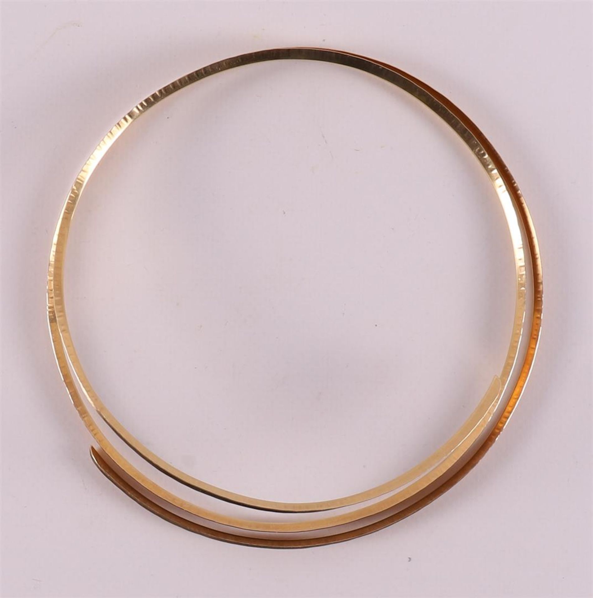 A round spiral matted 14 kt 585/1000 yellow gold choker. - Image 3 of 4