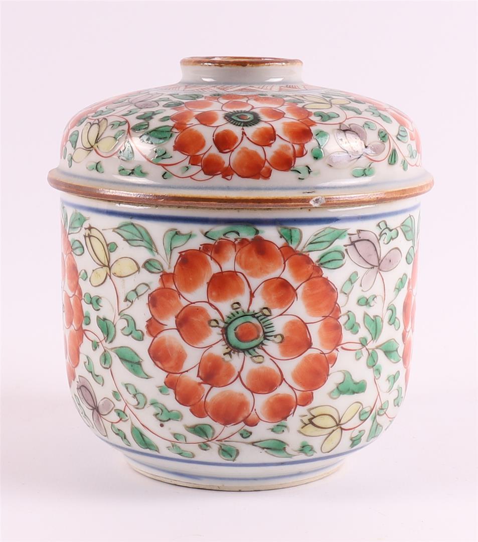 A porcelain famille verte lidded jar, China, Kangxi, around 1700. - Image 2 of 10