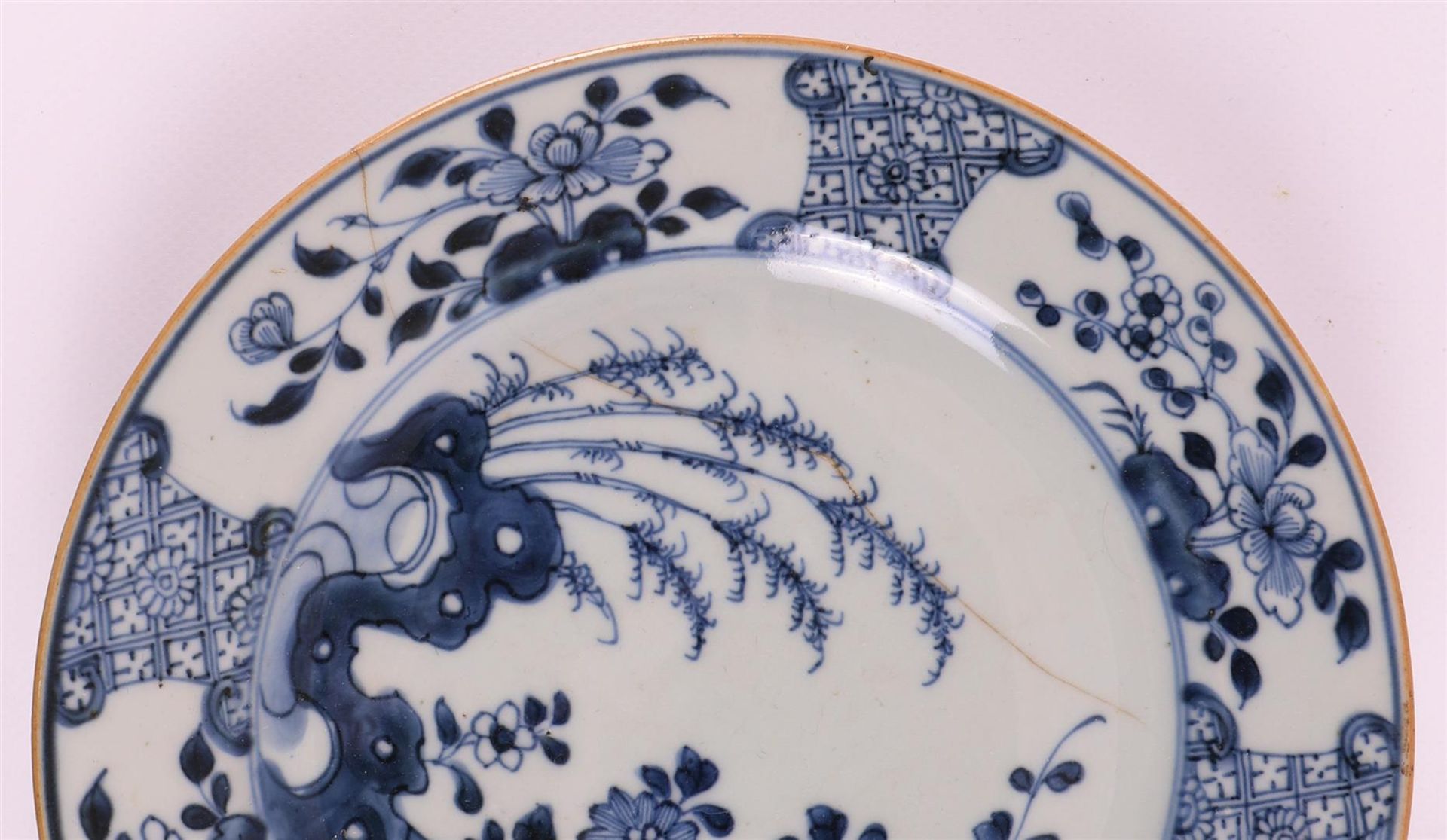 Four various blue/white porcelain plates, China, Qianlong, 18th century. - Bild 3 aus 14