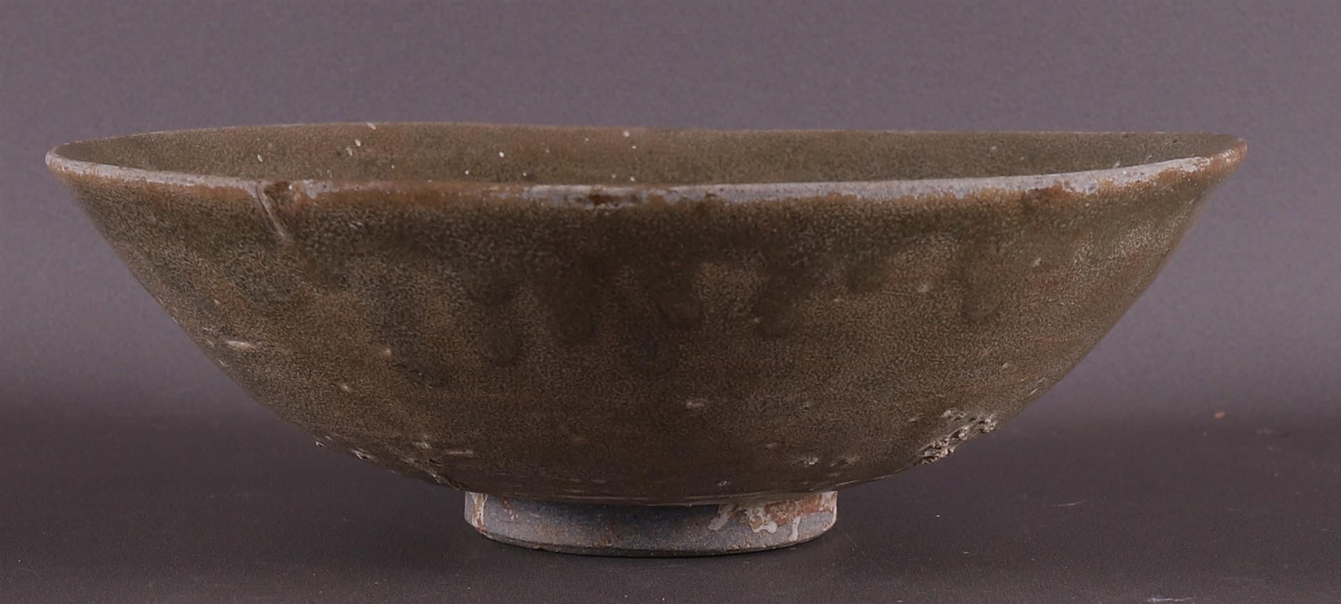 A green glazed stoneware bowl on stand ring, China, Song/Ming. - Image 4 of 8