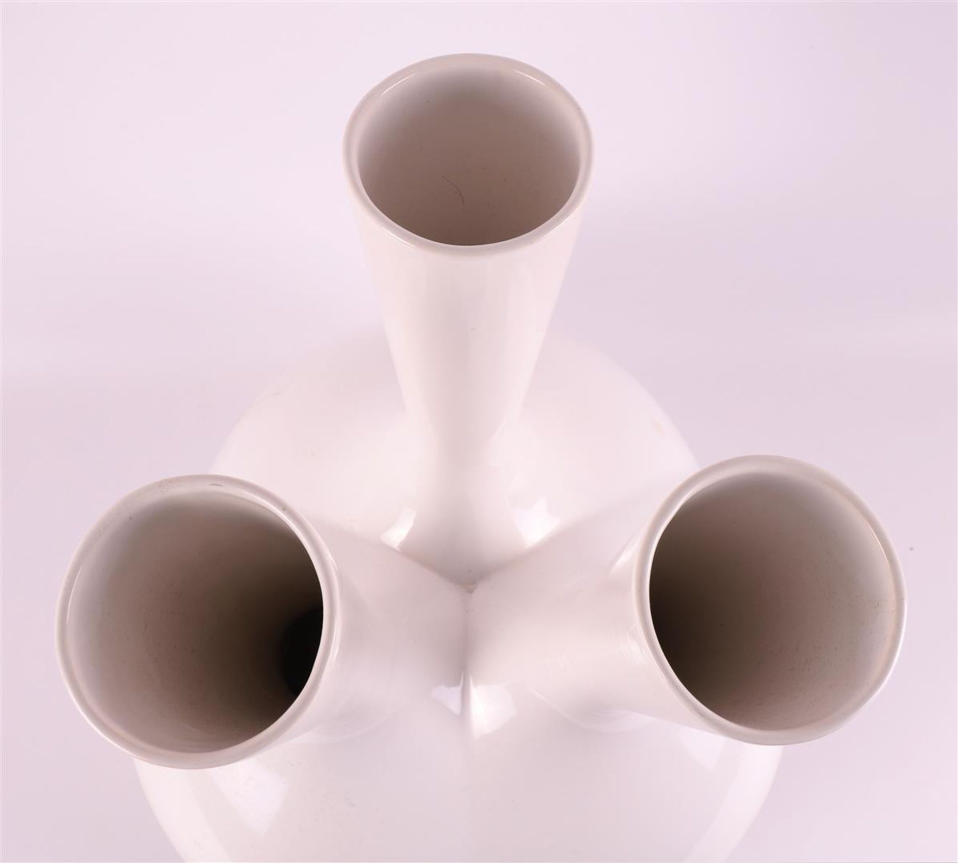 A white glazed earthenware 'Cor Unum MaMa' vase, design Roderick Vos. - Bild 2 aus 3