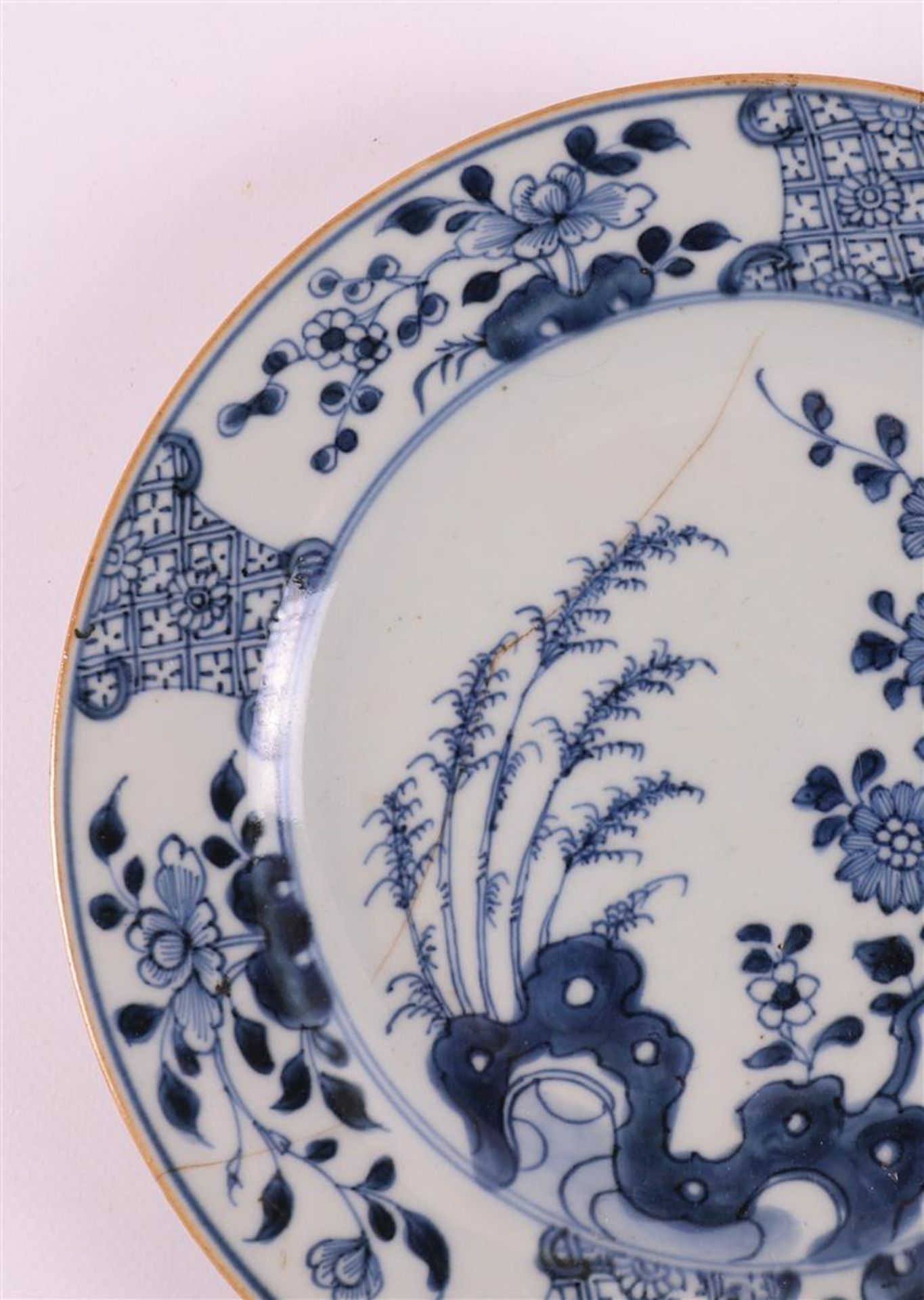 Four various blue/white porcelain plates, China, Qianlong, 18th century. - Bild 4 aus 14