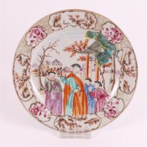 A porcelain plate with tangerine decor, China, Qianlong, 18th century.