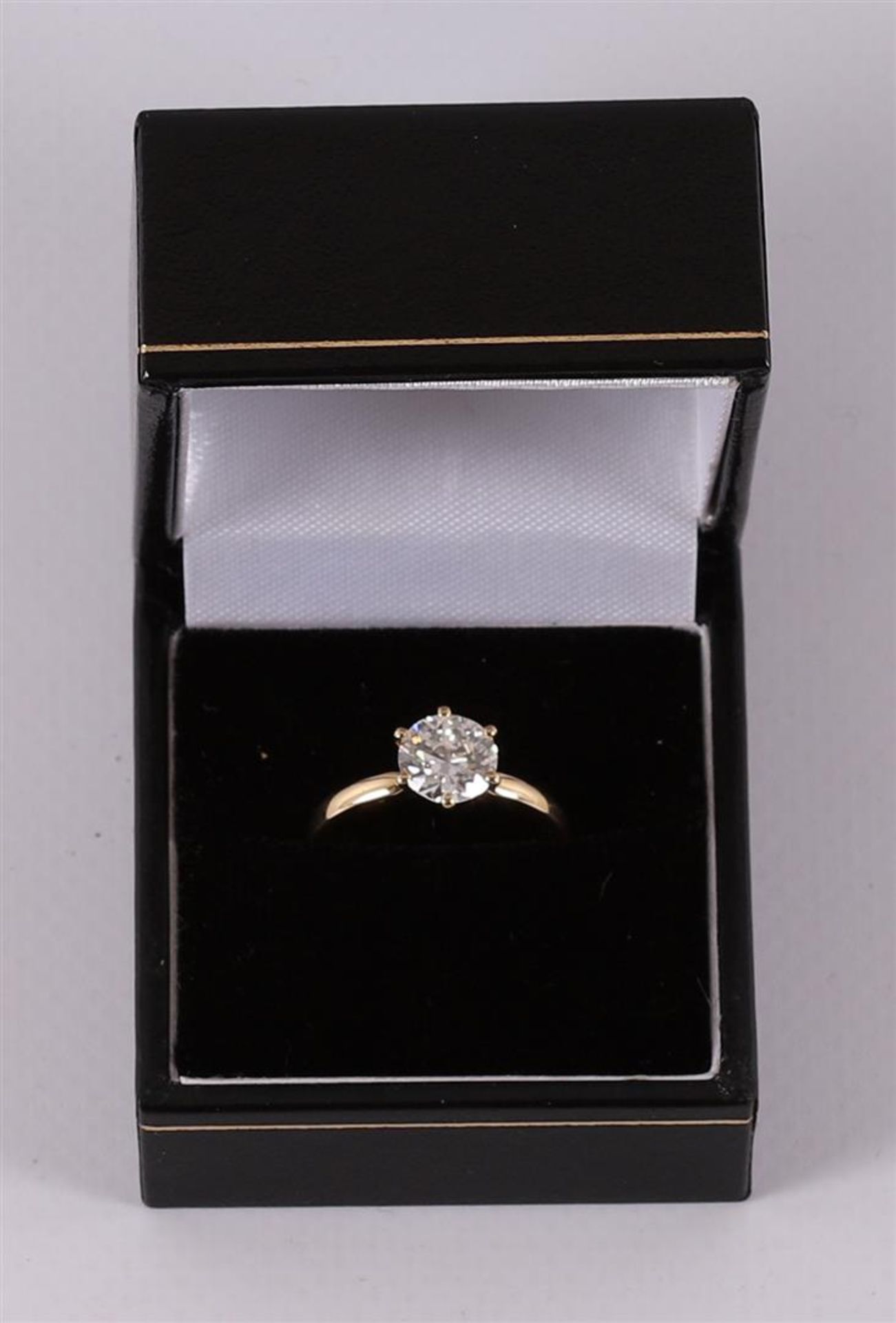 An 18 kt yellow gold women's ring, set with 1.63 crt brilliant cut diamonds.