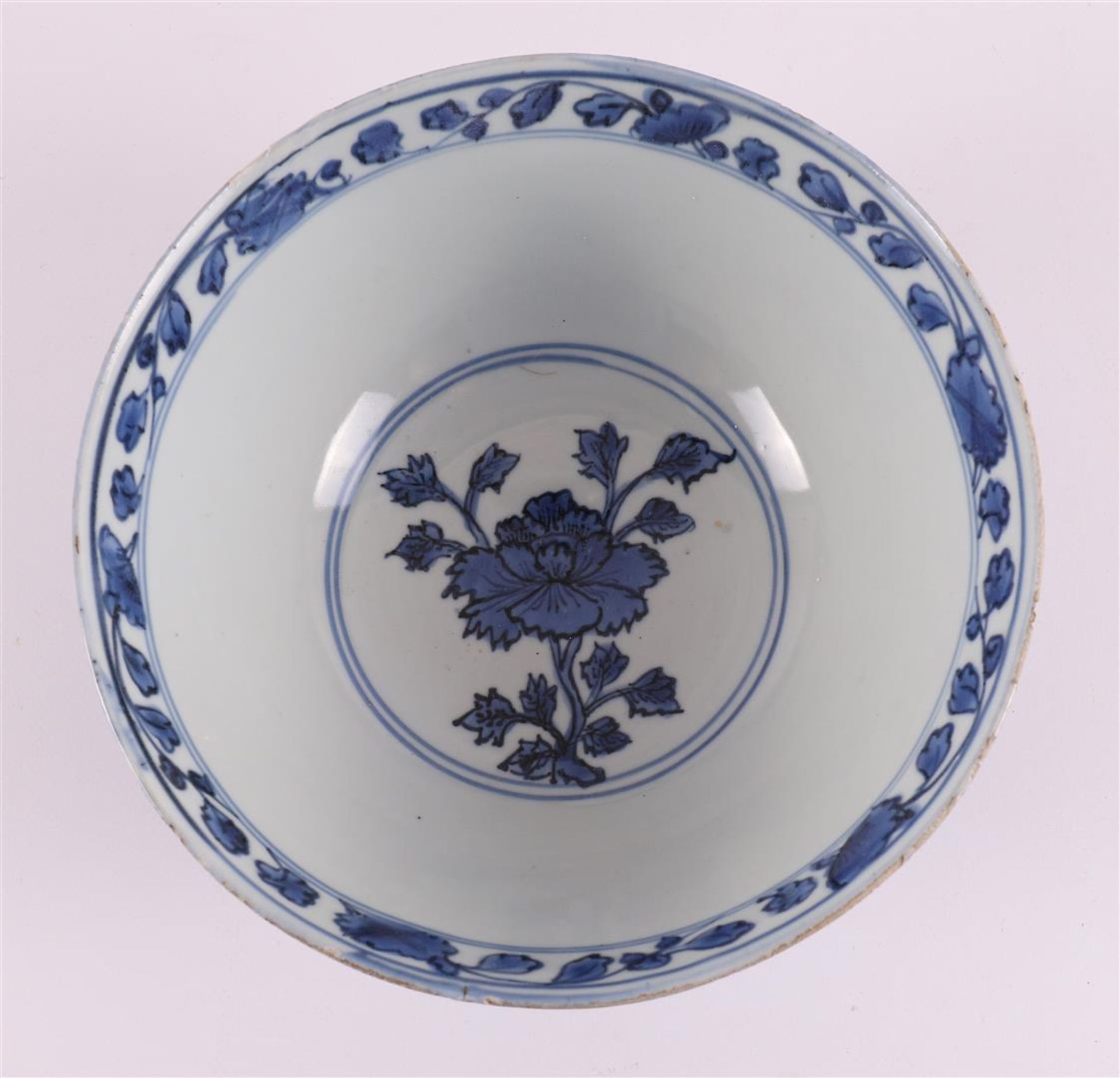 A blue/white porcelain bowl on stand ring, China, late Ming style. - Bild 8 aus 9