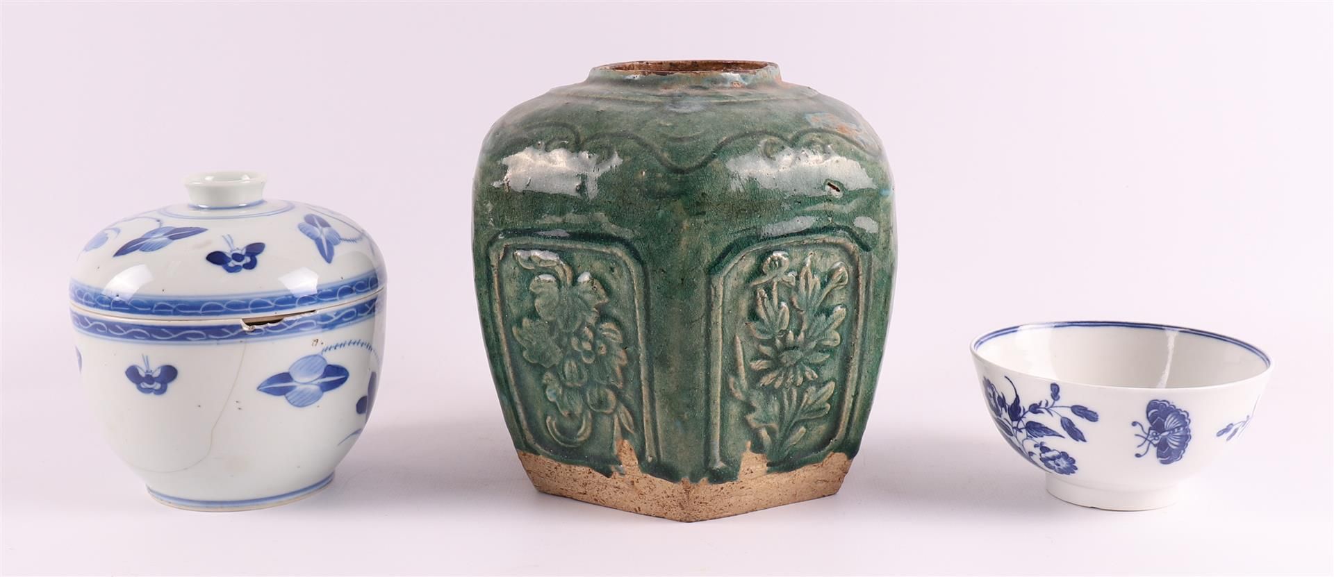 A lot of various pottery, including Makkum and Japan, 19th/20th century. - Image 6 of 17
