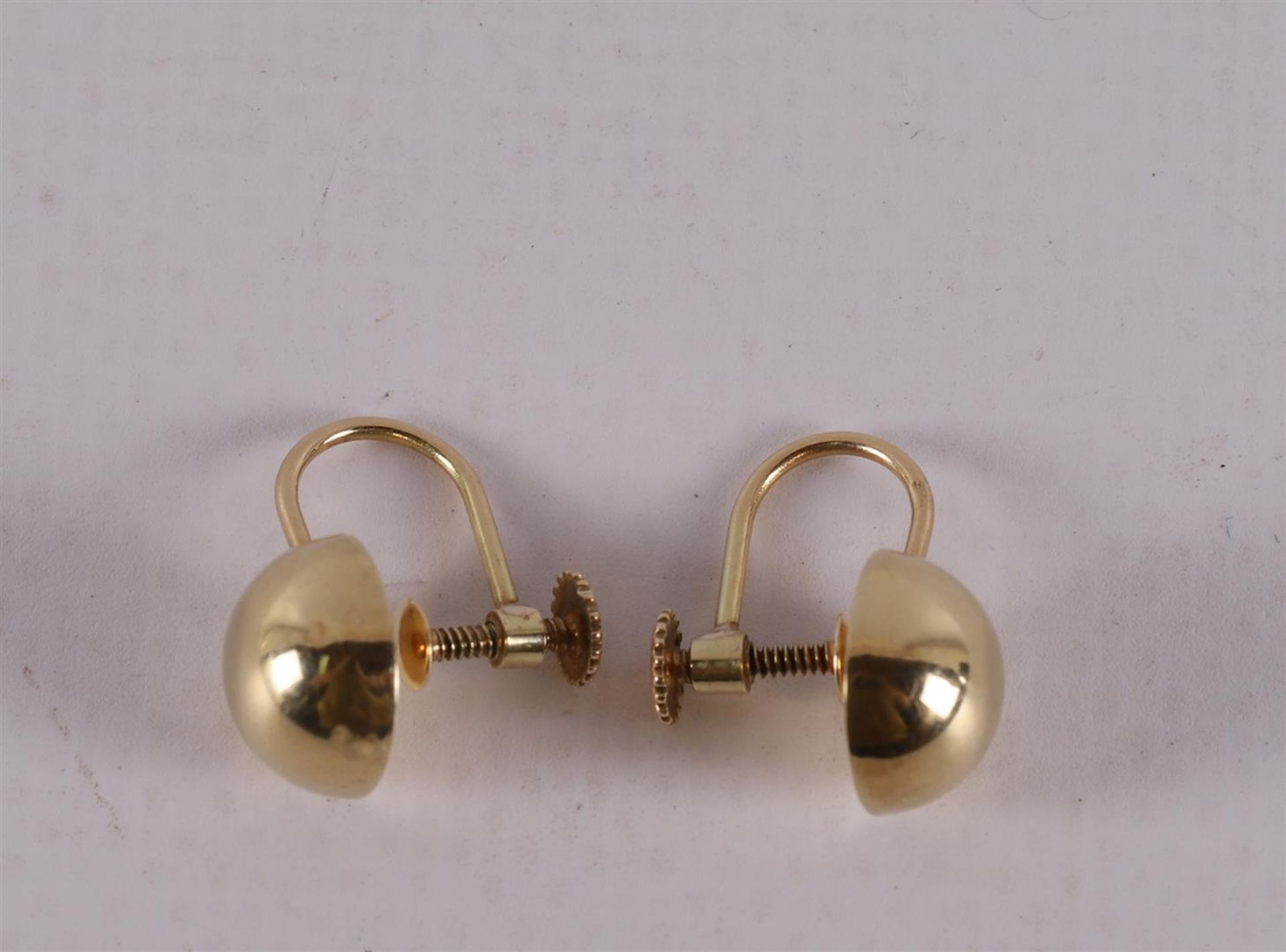 A pair of 14 kt 585/1000 yellow gold hemispherical earrings. - Bild 2 aus 2