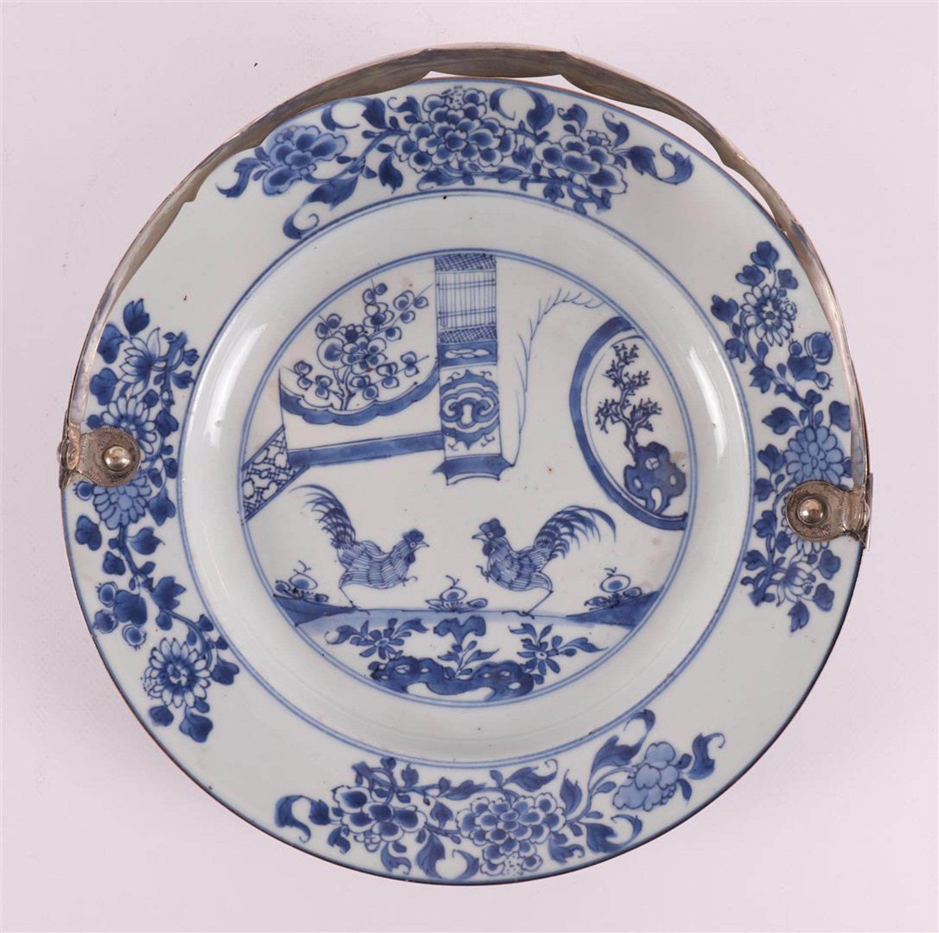 A blue/white porcelain 'cock dish', China, Qianlong 18th century. - Image 2 of 3
