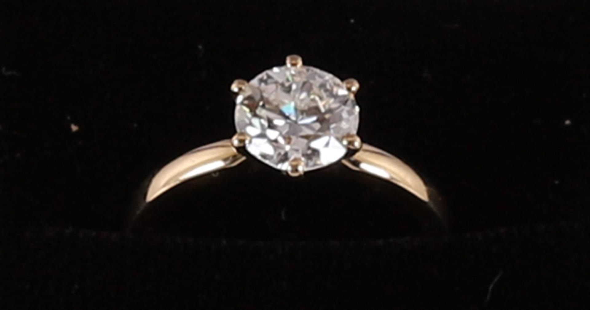 An 18 kt yellow gold women's ring, set with 1.63 crt brilliant cut diamonds. - Image 2 of 6