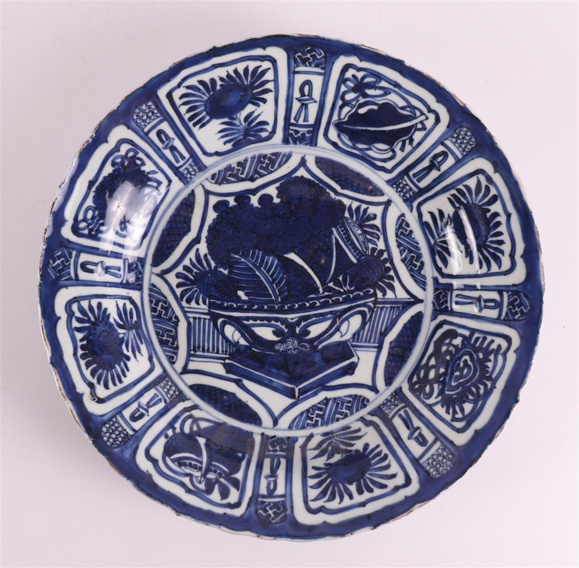 A blue/white porcelain 'kraak' dish, China, Wanli, around 1600. - Image 2 of 7