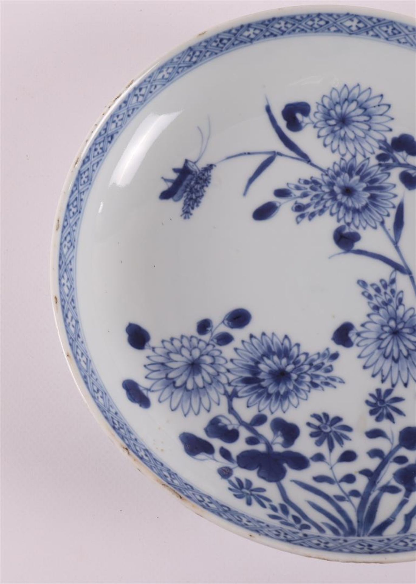 A series of three blue/white porcelain plates, China, Qianlong, 18th century. - Bild 9 aus 11