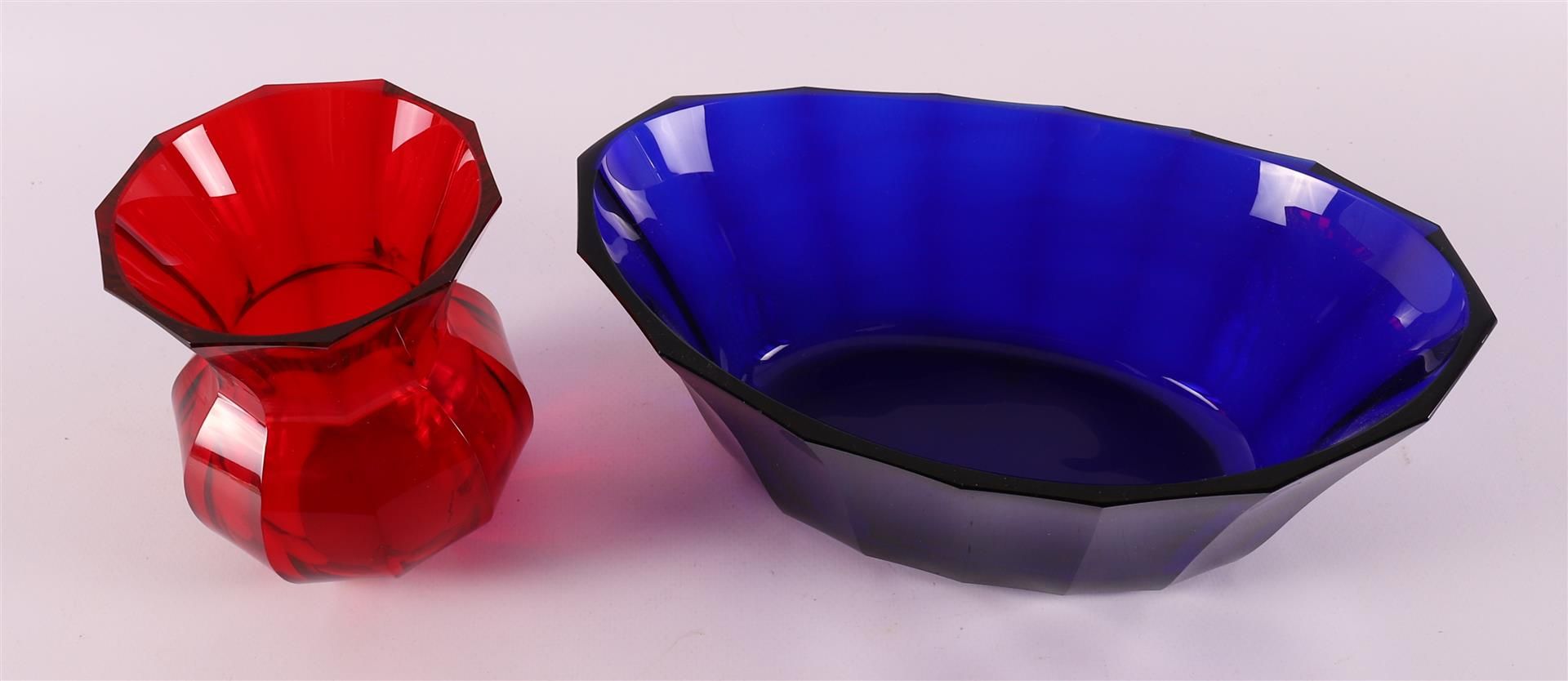 A blue glass faceted Art Deco boat-shaped bowl, Moser, ca. 1930 - Image 2 of 3