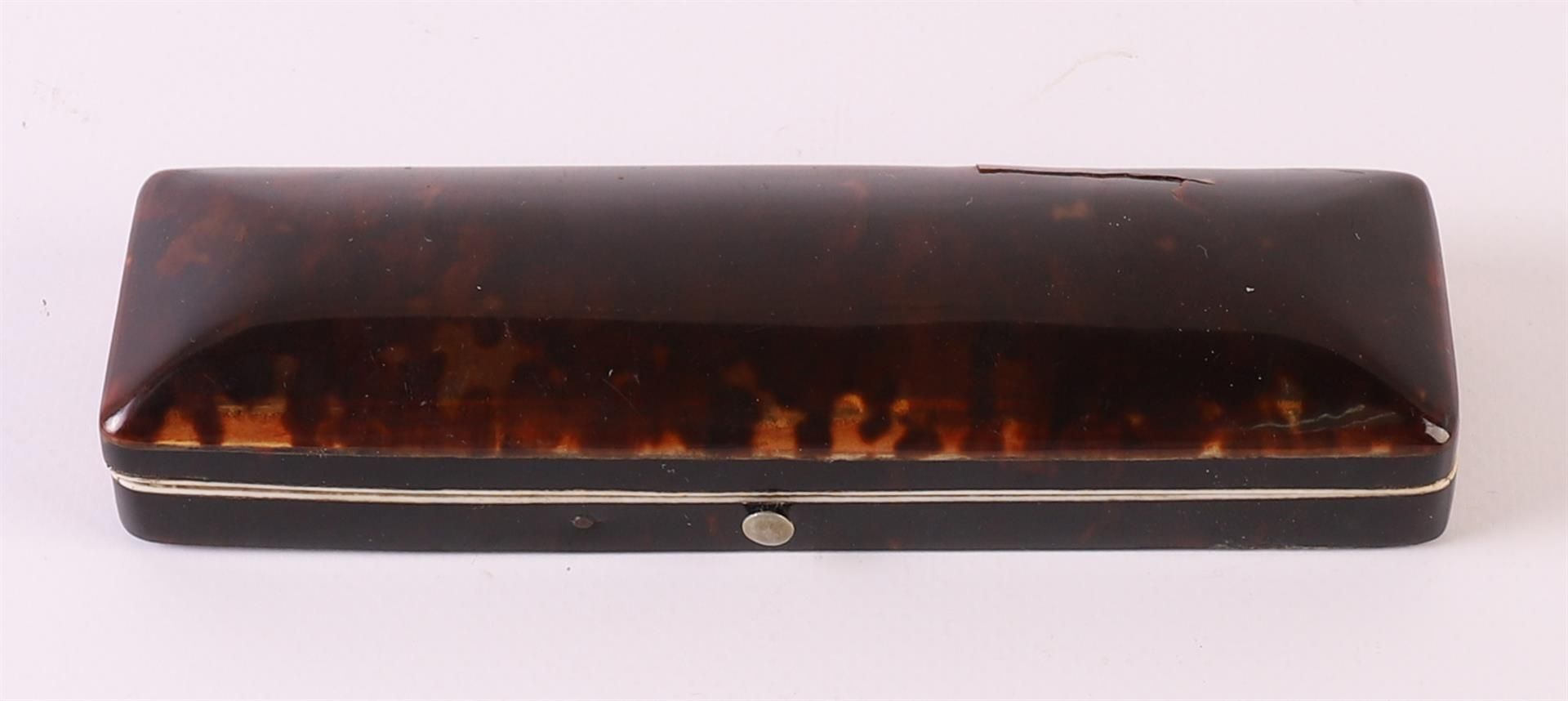 A rectangular tortoiseshell spectacle case containing glasses, late 19th century - Image 3 of 5