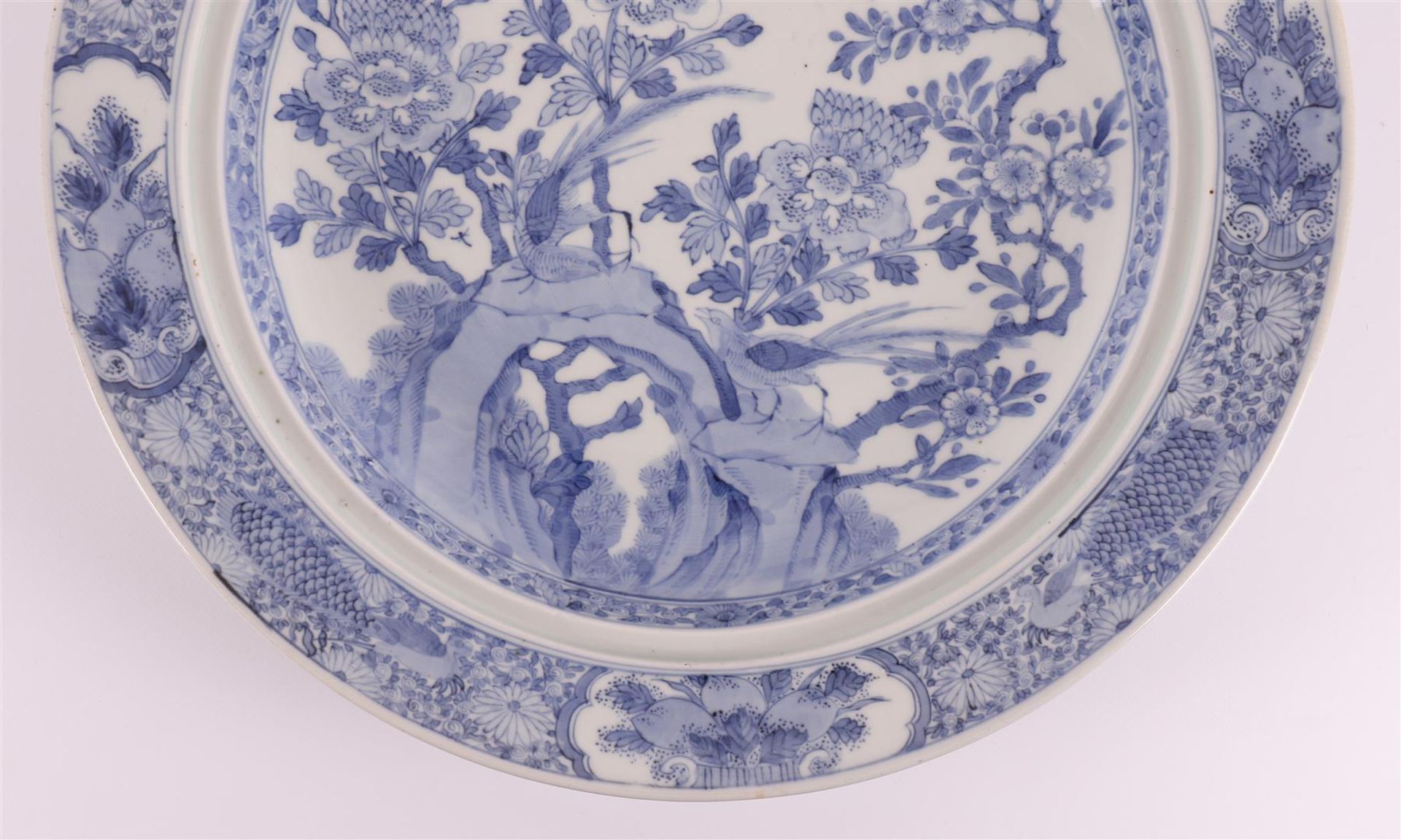 A blue/white porcelain dish with tripod, China, Qianlong, 2nd half of the 18th c - Image 5 of 8