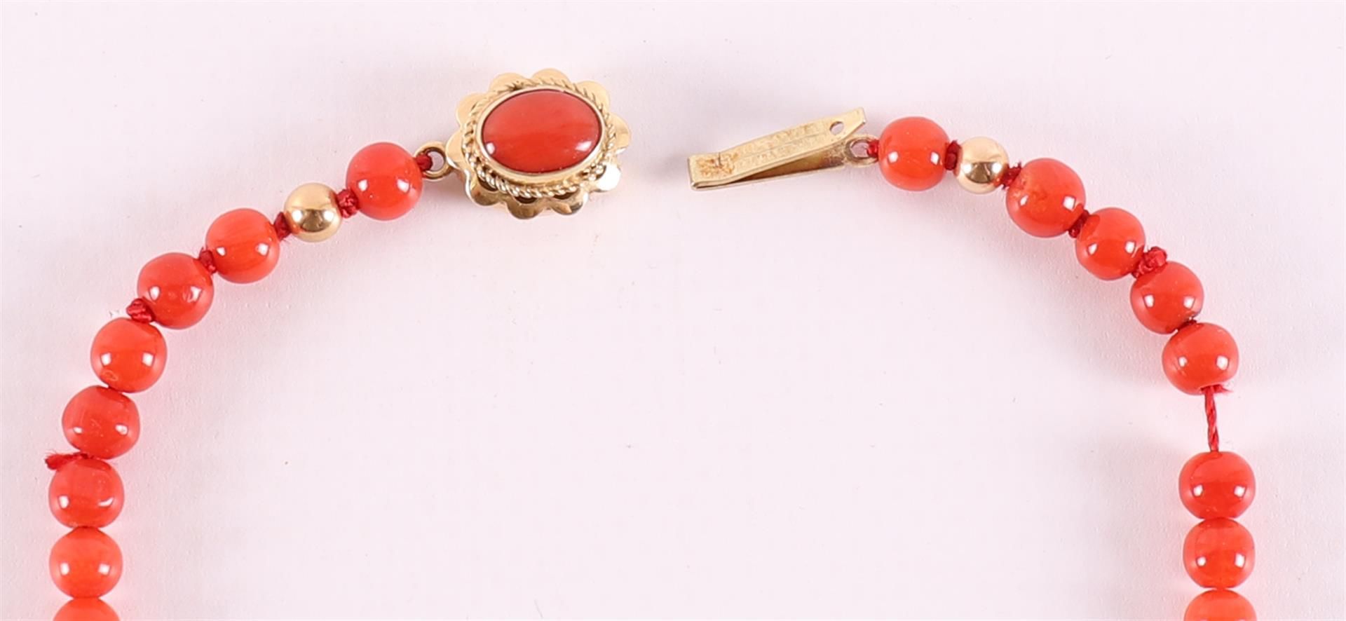 A necklace of red coral and a 14 carat gold lock with a red coral and gold. - Bild 2 aus 2