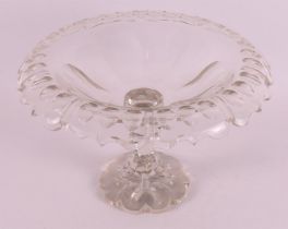 A clear crystal bowl with folded edge, ca. 1880.