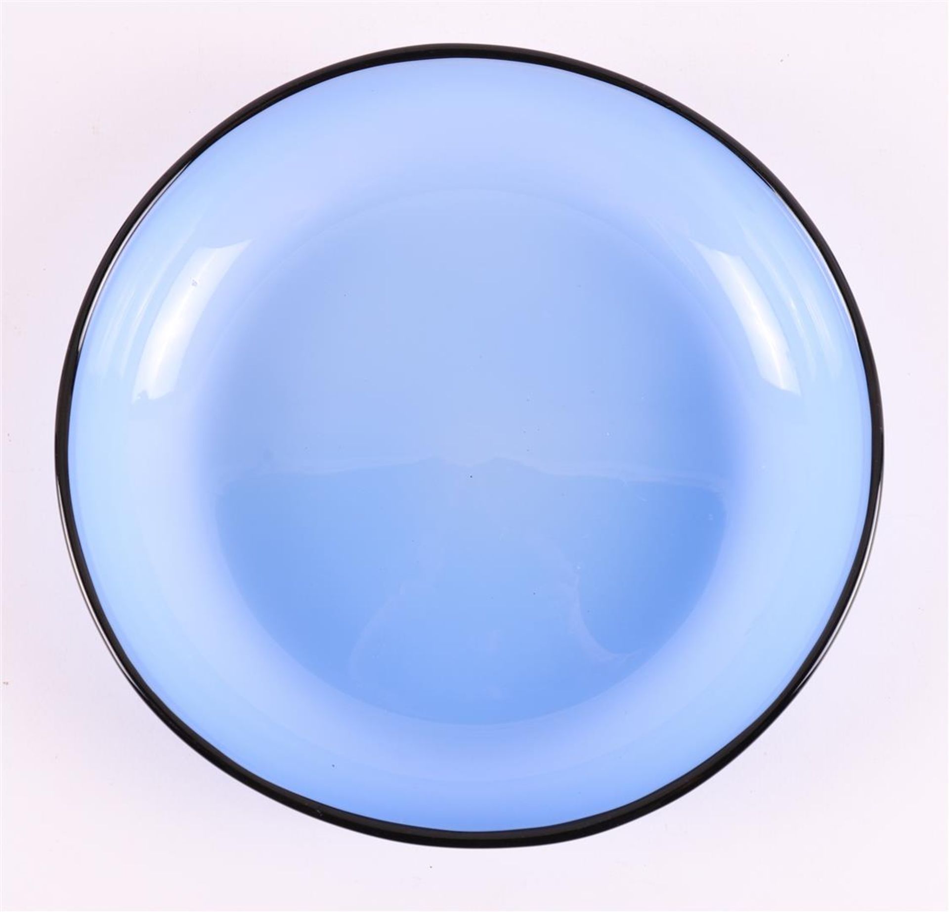 A blue glass bowl, executed by: Loetz Witwe Klostermuehle, 1910-1930 - Image 2 of 6