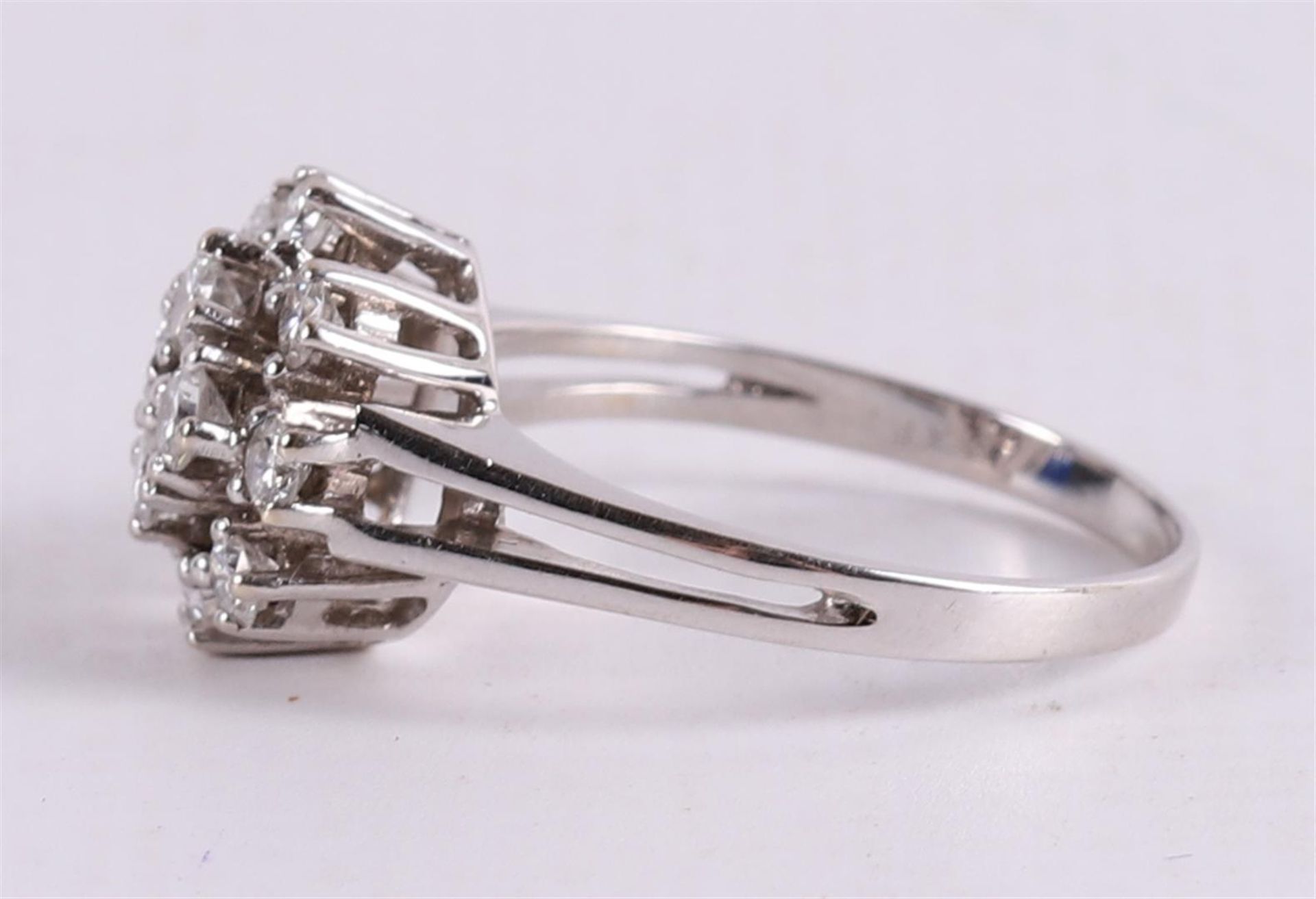A 14 kt 585/1000 white gold entourage ring, set with twelve diamonds. - Image 3 of 3
